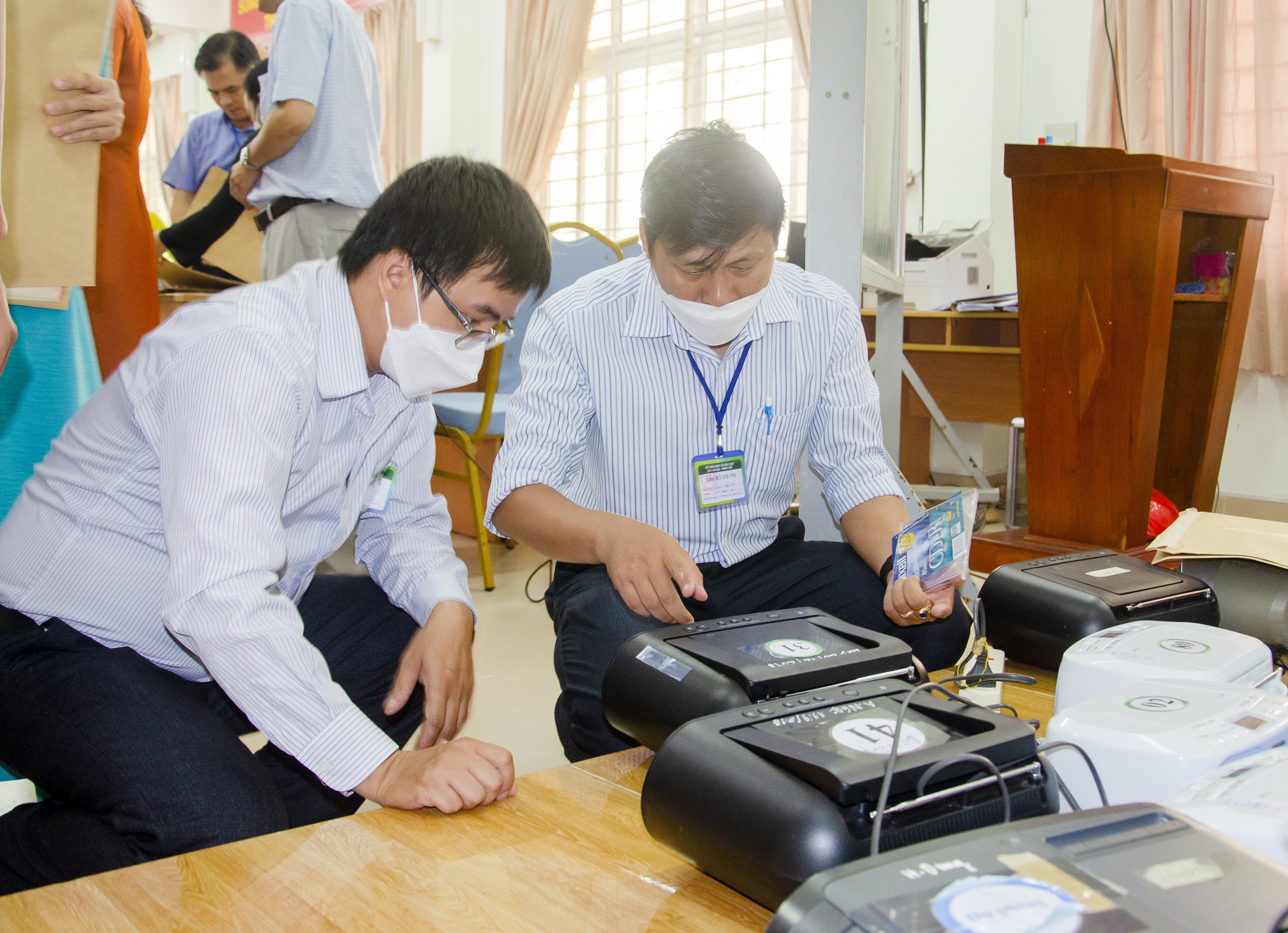 Cán bộ làm công tác thi chuẩn bị máy cassette cho thí sinh tham gia dự thi môn Tiếng Anh. Ảnh: BẢO THẮNG