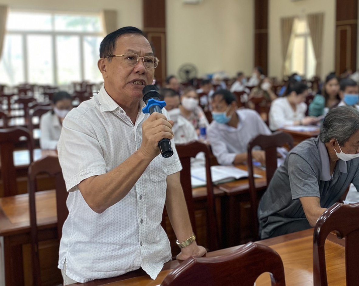 Cử tri Đỗ Ngọc Điền, ở tổ 5, khu phố 4, phường Phước Trung, TP. Bà Rịa phản ánh tình trạng đậu xe lấn chiếm vỉa hè, lòng đường tại các quán cà phê, trà sữa trên địa bàn. Ảnh: ĐĂNG KHOA.