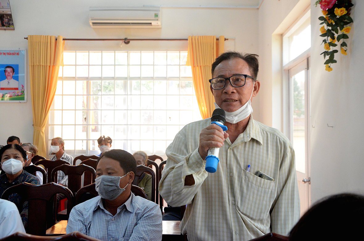 Cử tri Khổng Minh Đoàn (ấp Tân Hòa, xã Long Tân, huyện Đất Đỏ) kiến nghị nhà nước có giải pháp cấp nước cho kênh mương N7-4 để nông dân có nước sản xuất. Ảnh: ĐÔNG HIẾU.