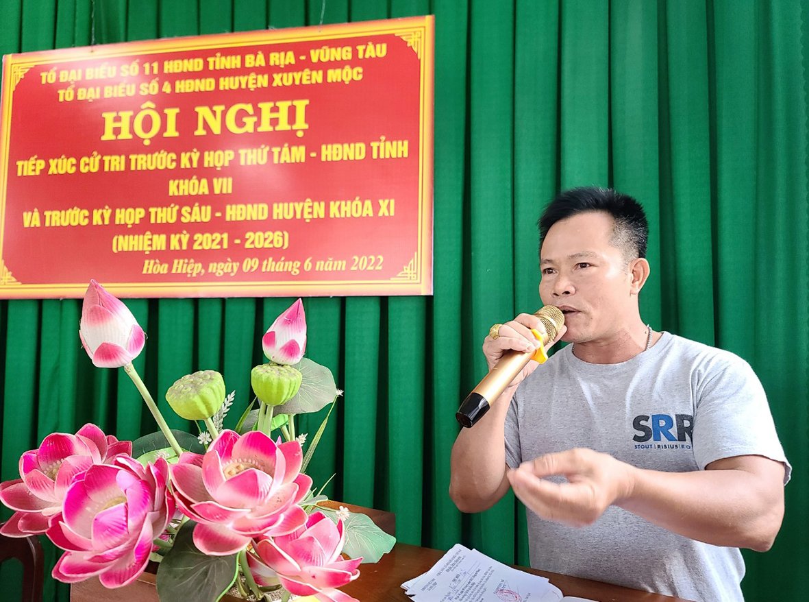 Cử tri Bùi  Tiến Dũng  (ấp  Phú  Tâm, xã Hoà Hiệp, huyện Xuyên Mộc) kiến nghị xây dựng trường THPT cho học sinh trên địa bàn. Ảnh: TRÚC GIANG.