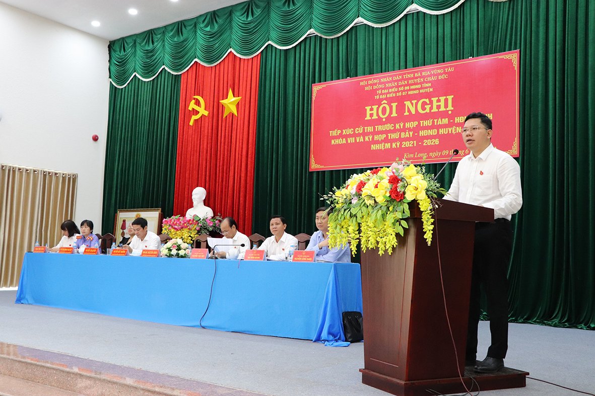 Ông Hoàng Nguyên Dinh, Chủ tịch UBND huyện Châu Đức giải đáp ý kiến kiến nghị của cử tri về tiến độ cấp, đổi Giấy CNQSDĐ cho người dân. Ảnh: ĐINH HÙNG.