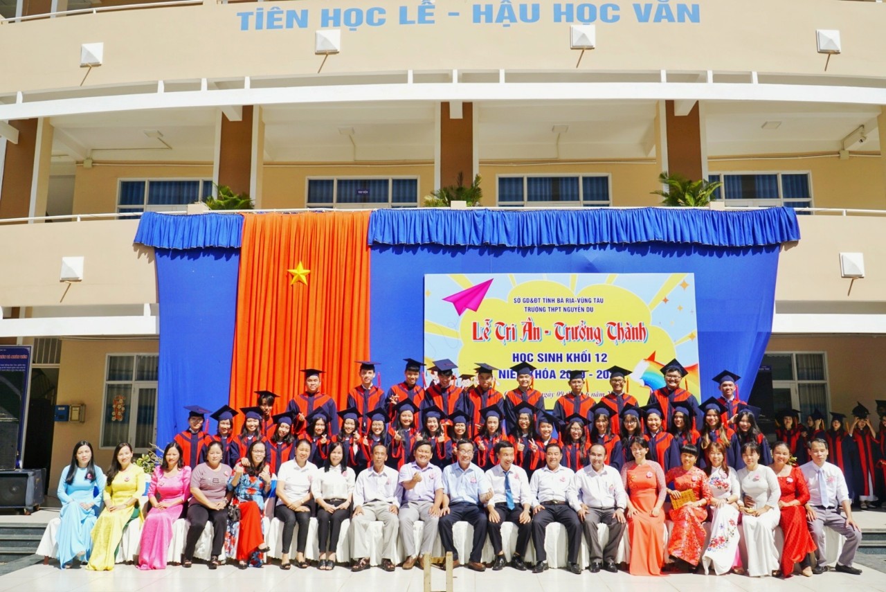 Ban giám hiệu và giáo viên nhà trường chụp hình lưu niệm với HS khối 12.