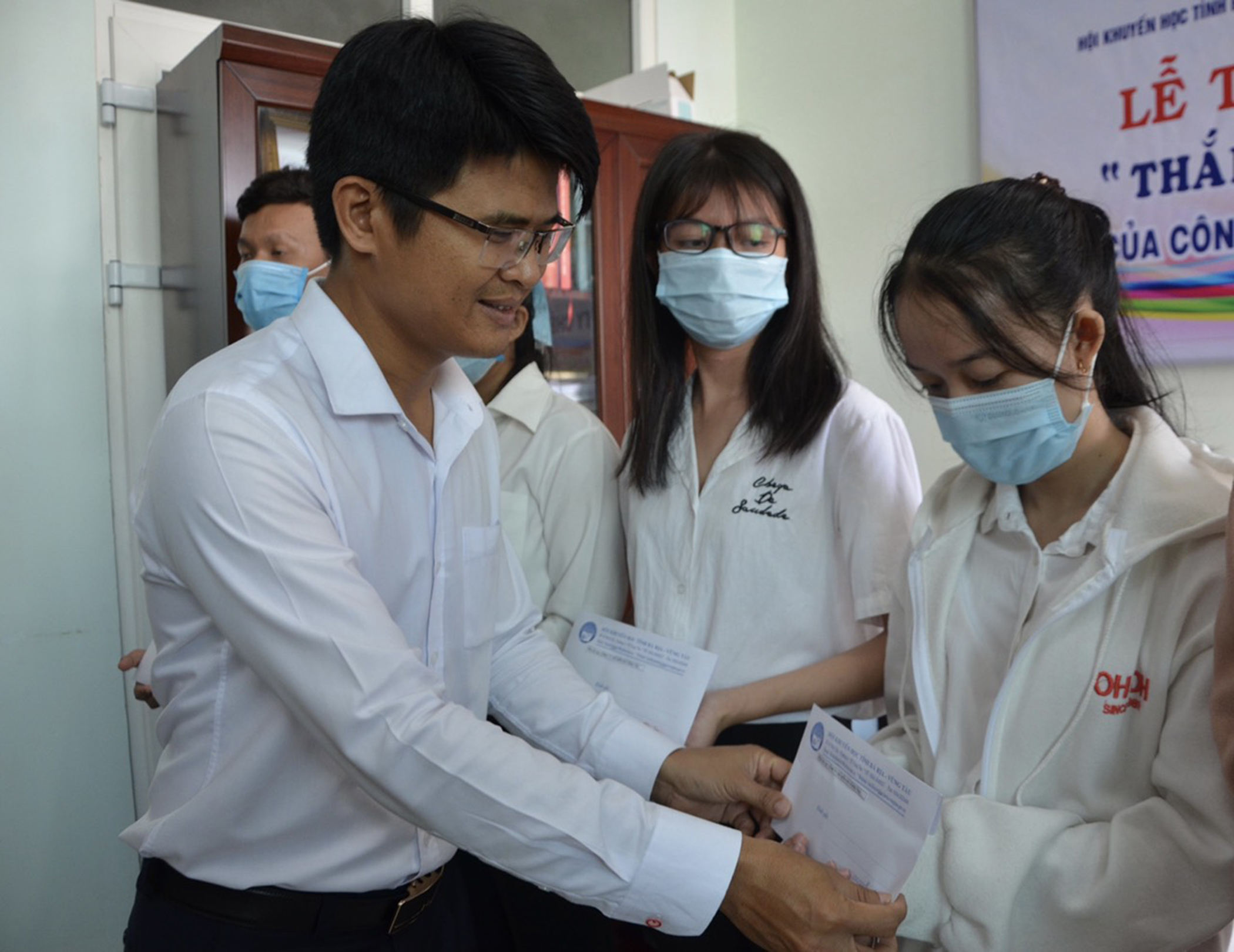 Ông Phan Tấn Hậu, Phó Giám đốc PV Gas Vũng Tàu trao học bổng “Thắp sáng tương lai” cho em Đinh Thị Thảo (ấp Phước Sơn, xã Phước Long Thọ, huyện Đất Đỏ) tháng 2/2021.