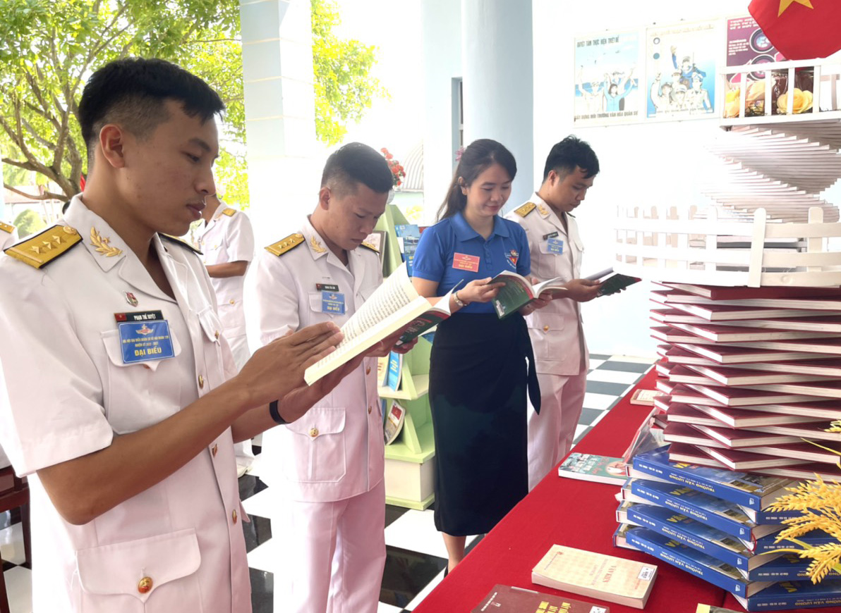 Đoàn viên thanh niên đọc sách tại tại gian trưng bày của đại hội.