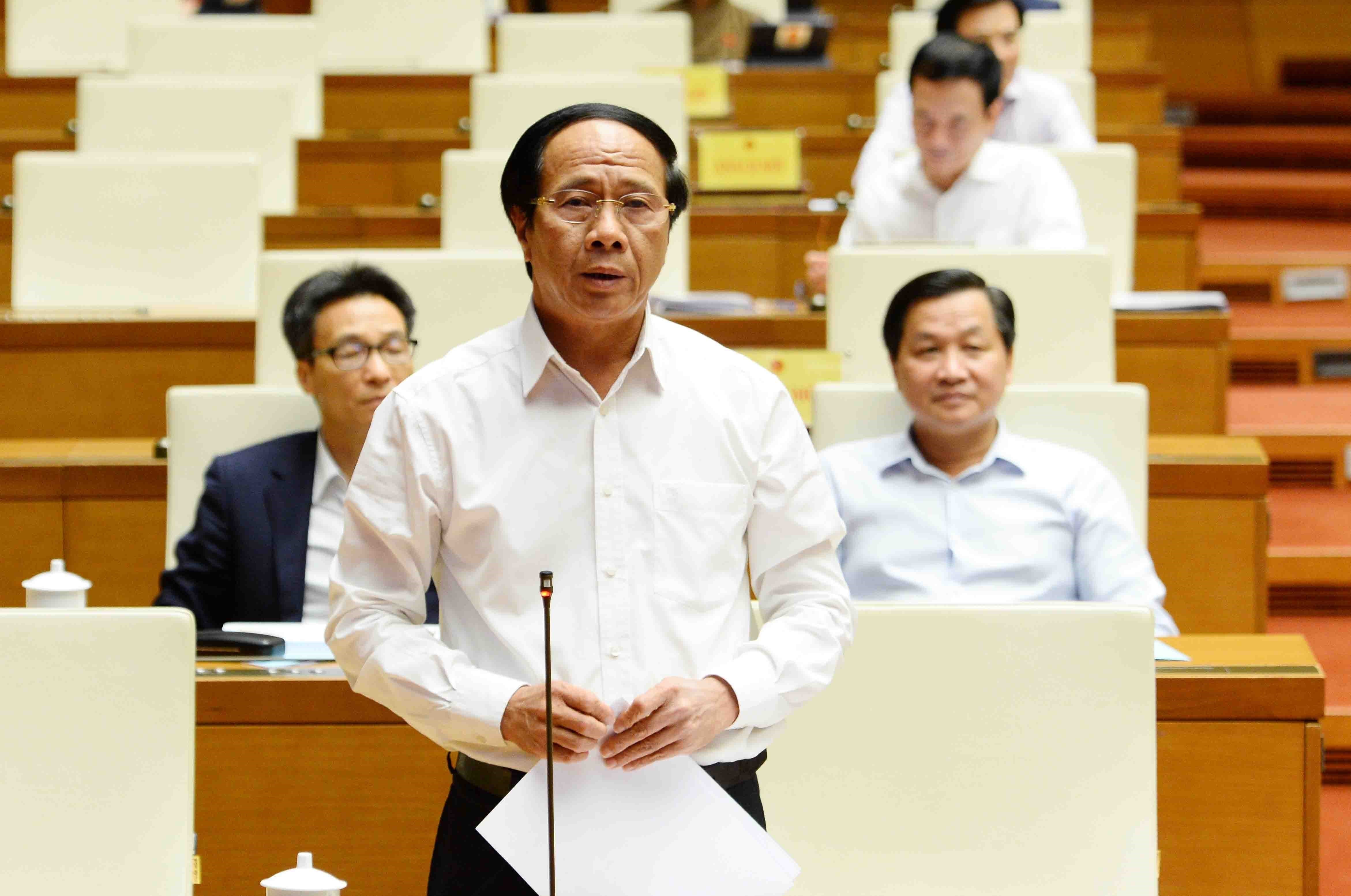 Phó Thủ tướng Lê Văn Thành phát biểu làm rõ các vấn đề liên quan và trả lời chất vấn của đại biểu Quốc hội. Ảnh: DOÃN TẤN