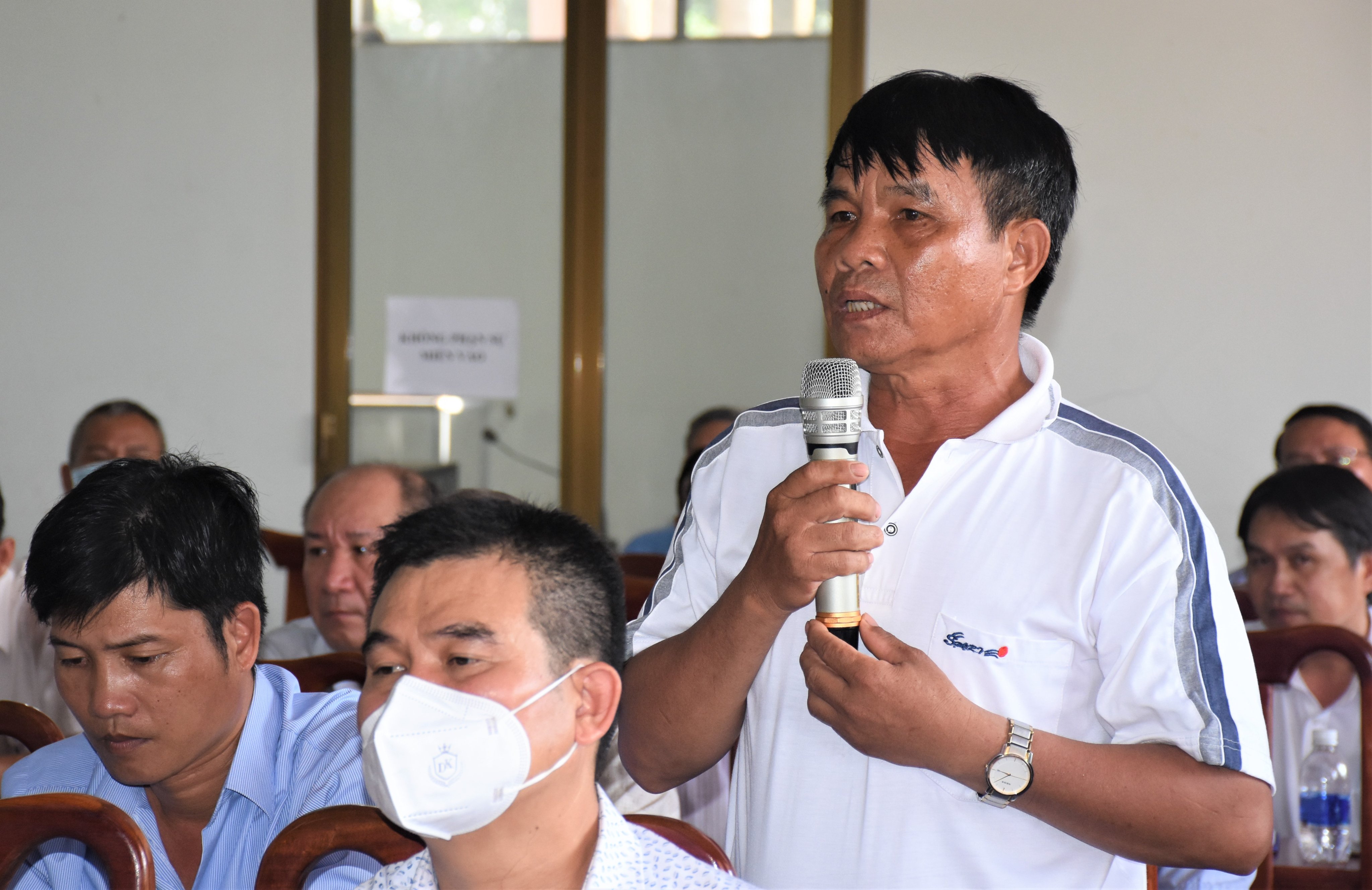 Cử tri Ngô Xuân Liều (ấp 1, xã Hòa Bình, huyện Xuyên Mộc) phản ánh công trình mương nước thủy lợi Phước Tân - Hòa Bình đã 4 năm qua chưa triển khai thực hiện. Ảnh: NGỌC BÍCH