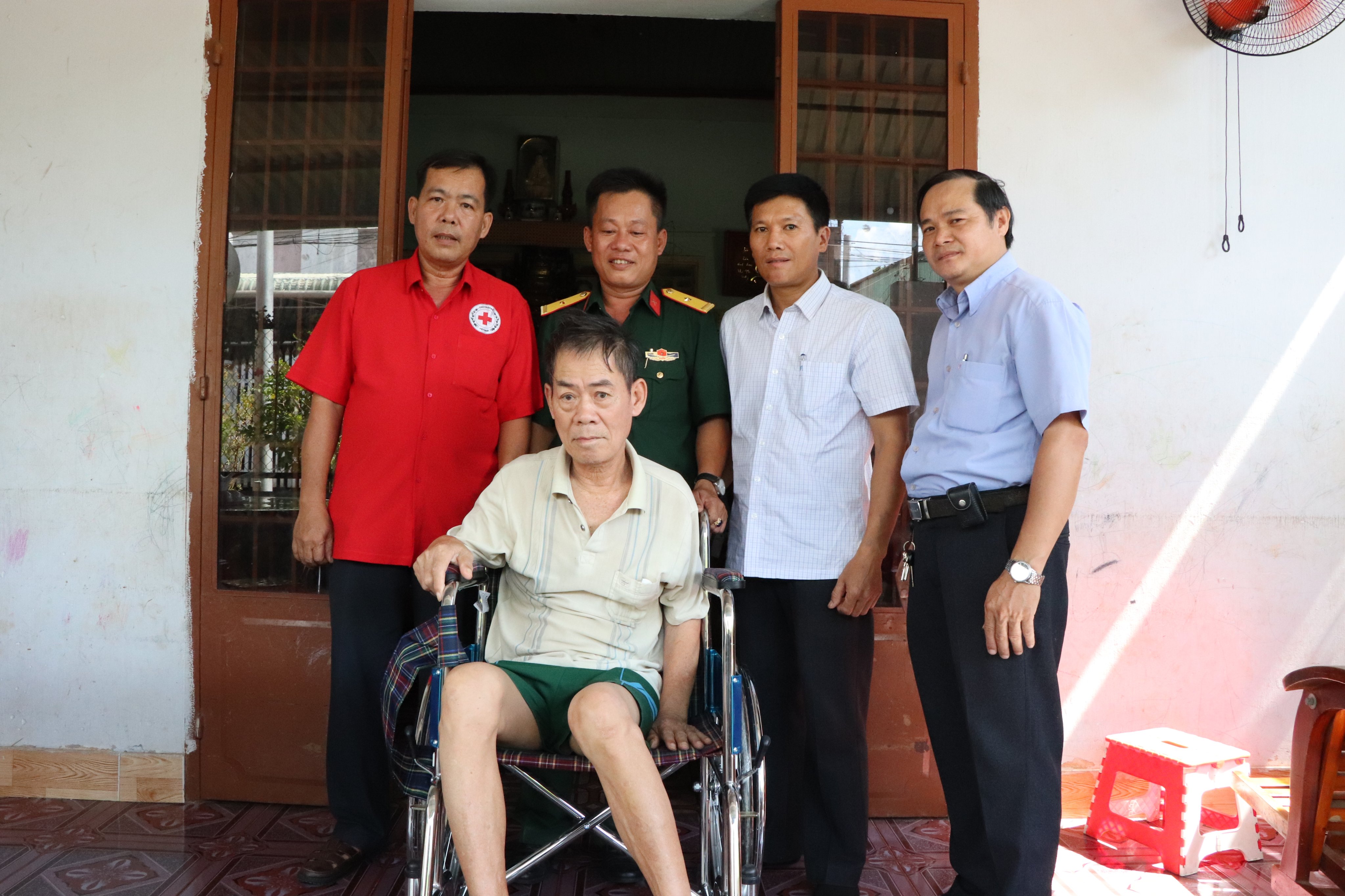 UBND xã Bình Ba và Hội Chữ thập đỏ huyện Châu Đức tặng xe lăn cho ông Đỗ Quang Thành.