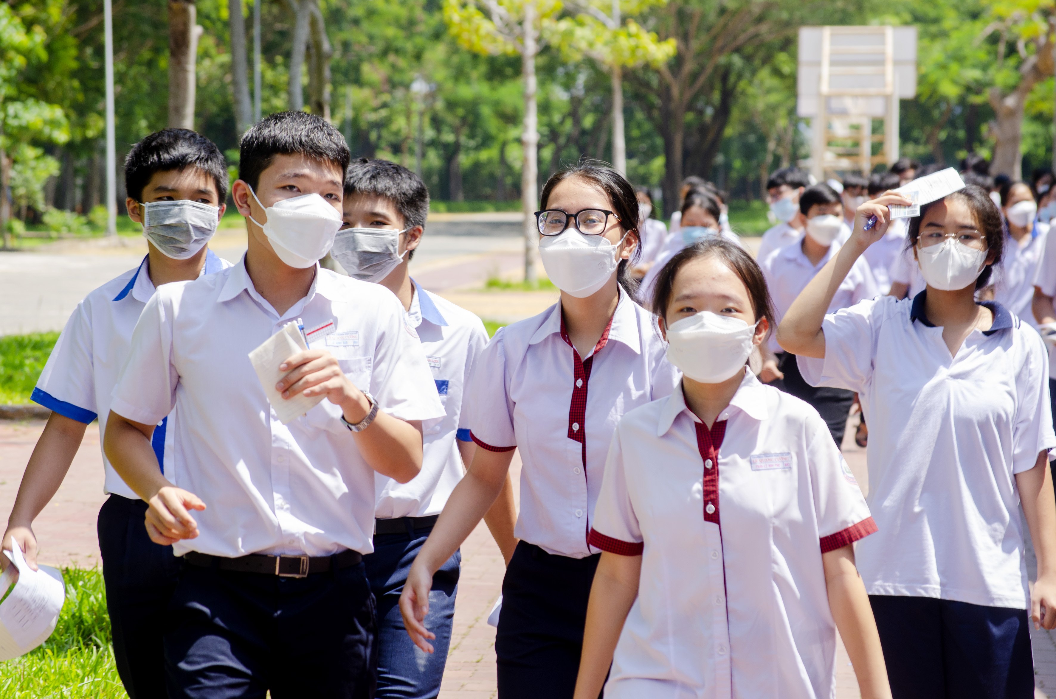 Các thí sinh ra về sau khi hoàn thành bài thi chuyên vào Trường THPT chuyên Lê Quý Đôn.