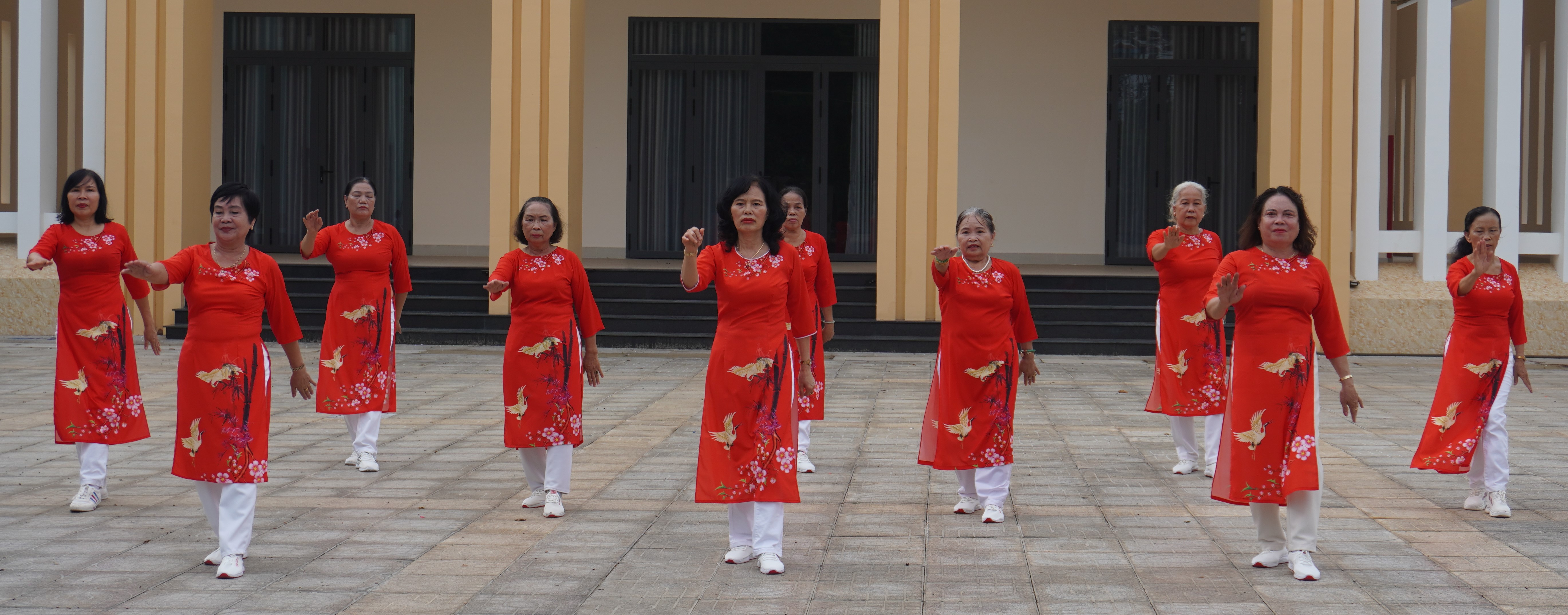 CLB thể dục dưỡng sinh xã Hòa Long, TP. Bà Rịa tập luyện.