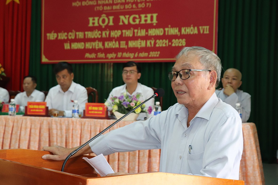 Cử tri Võ Văn Tổng (xã Phước Tỉnh, huyện Long Điền) phản ánh chất lượng công trình vỉa hè ven biển Phước Tỉnh không bảo đảm. Ảnh: DIỄM QUỲNH.