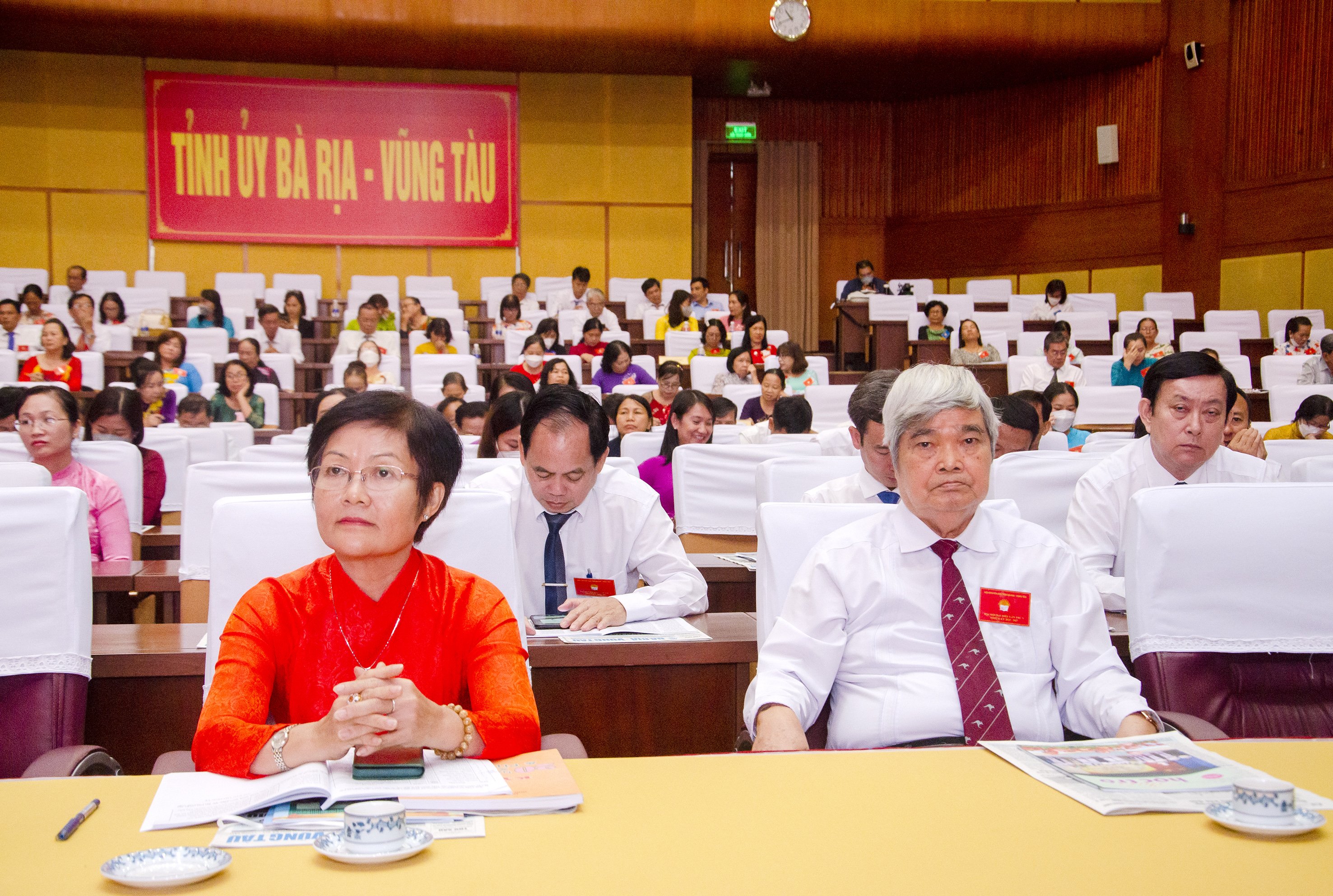 Bà Trần Thị Anh Vũ, Ủy viên Ban Thường vụ Hội Khuyến học Việt Nam, Phó Chánh Văn phòng Cơ quan Trung ương Hội, phụ trách phía Nam (hàng đầu thứ nhất từ trái qua); ông Nguyễn Hồng Tuấn, Chủ tịch danh dự Hội Khuyến học tỉnh cùng các đại biểu tham dự Đại hội.