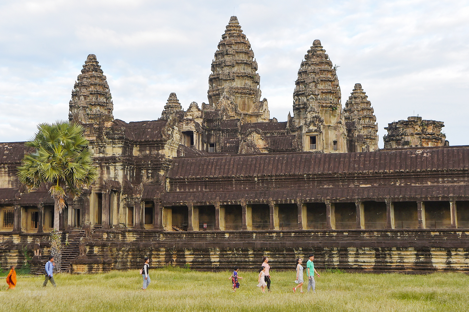 Khách du lịch tham quan đền Angkor Wat ở tỉnh Siem Reap.