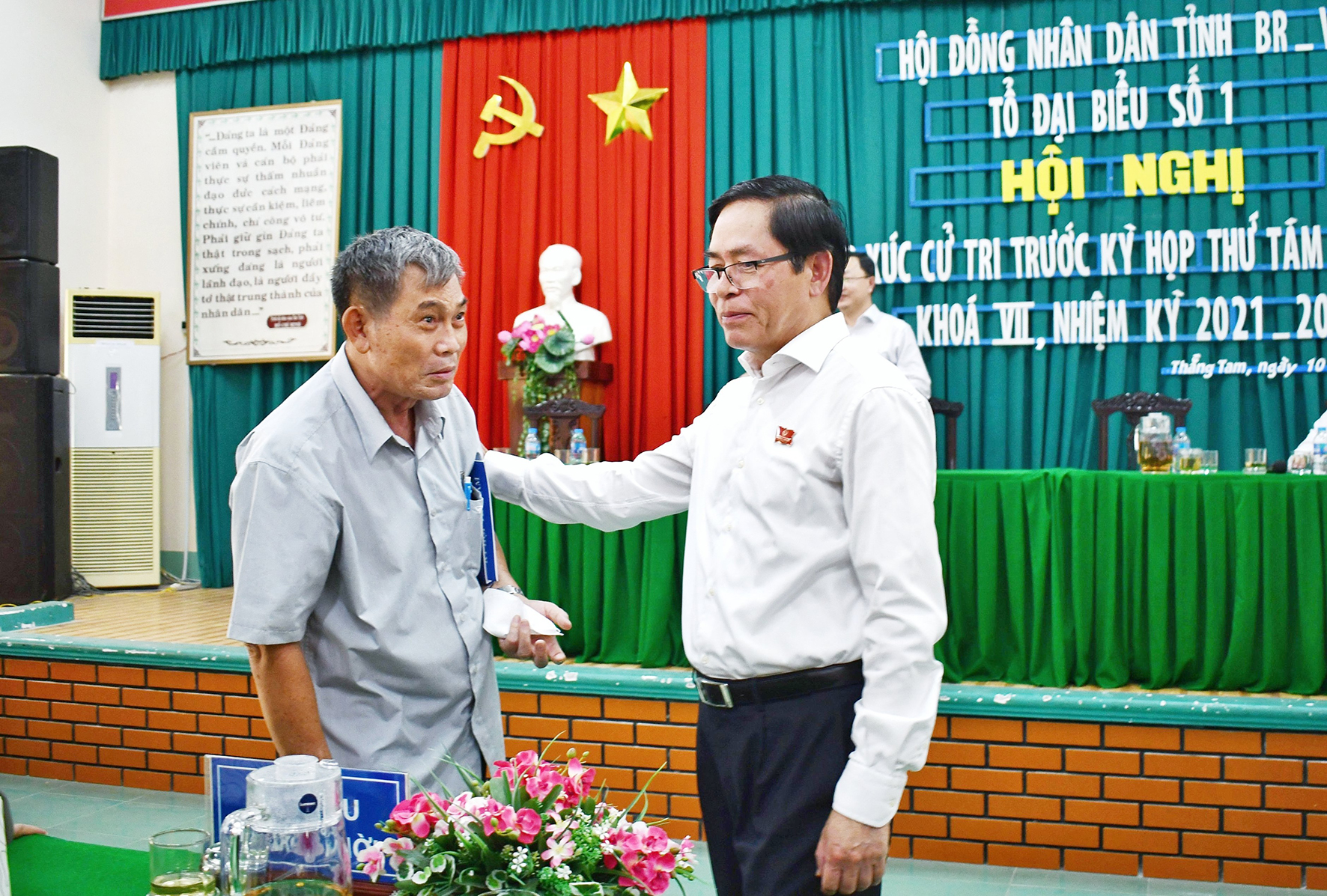 Ông Phạm Viết Thanh, Ủy viên Trung ương Đảng, Bí thư Tỉnh ủy, Chủ tịch HĐND tỉnh thông tin với cử tri Vũ Thọ Hưng (KP2, phường Thắng Tam, TP. Vũng Tàu) về dự án cải tạo hồ Bàu Sen, TP. Vũng Tàu. Ảnh: HUYỀN TRANG