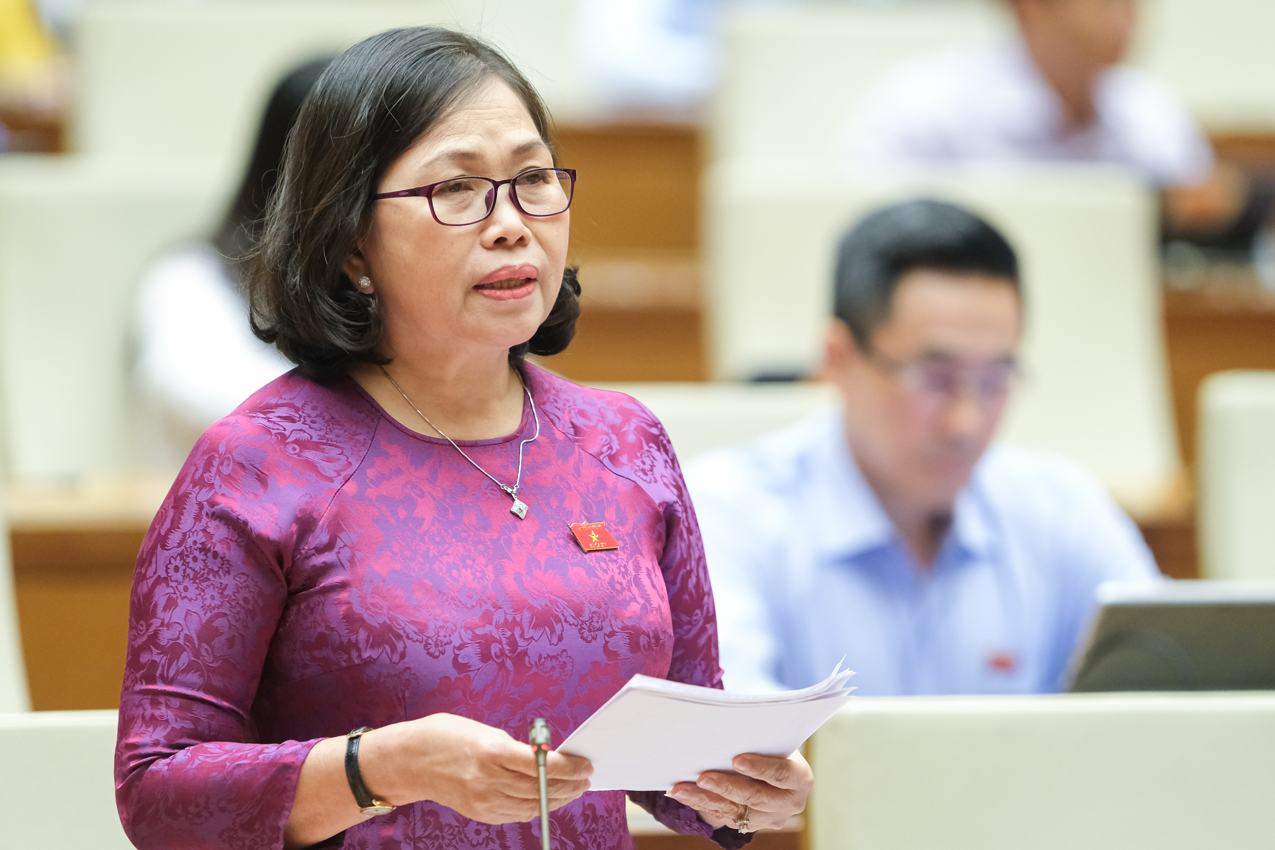 Đại biểu Nguyễn Thị Yến, Phó Bí thư Thường trực Tỉnh ủy, Trưởng Đoàn  ĐBQH tỉnh phát biểu thảo luận tại hội trường về dự án cao tốc Biên Hòa-Vũng Tàu. Ảnh: CHÂU VŨ