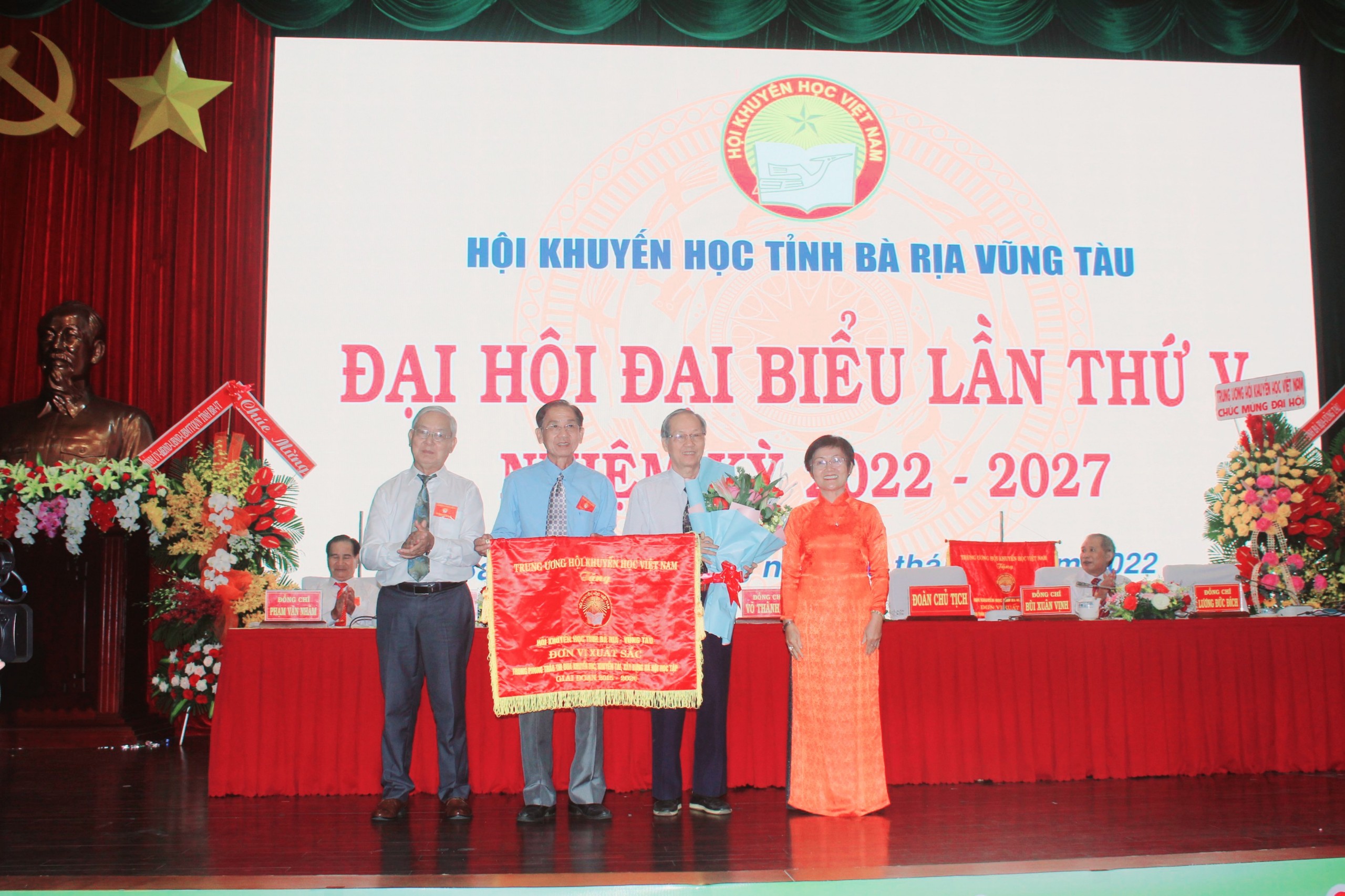 Với thành tích xuất sắc trong phong trào khuyến học, khuyến tài, xây dựng xã hội học tập giai đoạn 2015-2020, Hội Khuyến học tỉnh được Trung ương Hội trao tặng Cờ thi đua xuất sắc.