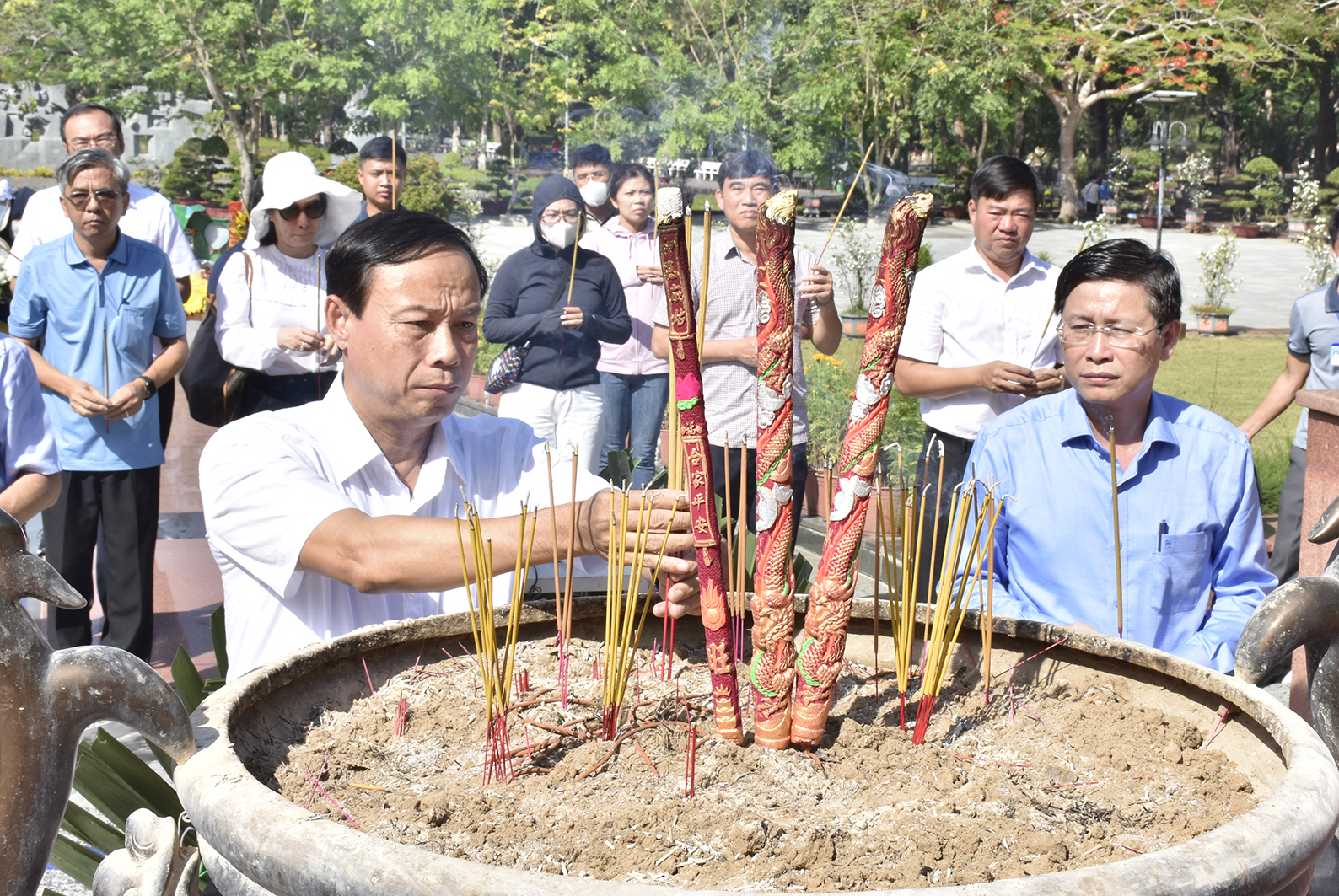 Ông Nguyễn Văn Thọ, Chủ tịch UBND tỉnh và ông Lê Ngọc Khánh, Phó Chủ tịch UBND tỉnh dâng hương tại Nghĩa trang Hàng Dương. 