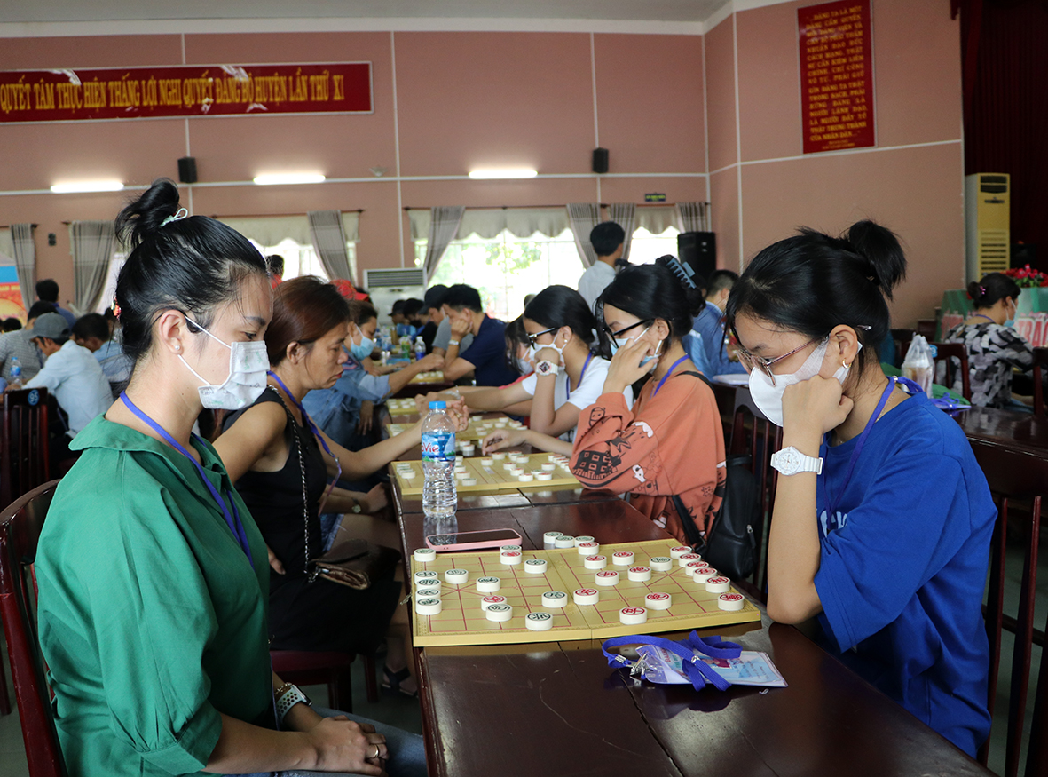 Các kỳ thủ nữ thi đấu tại giải.
