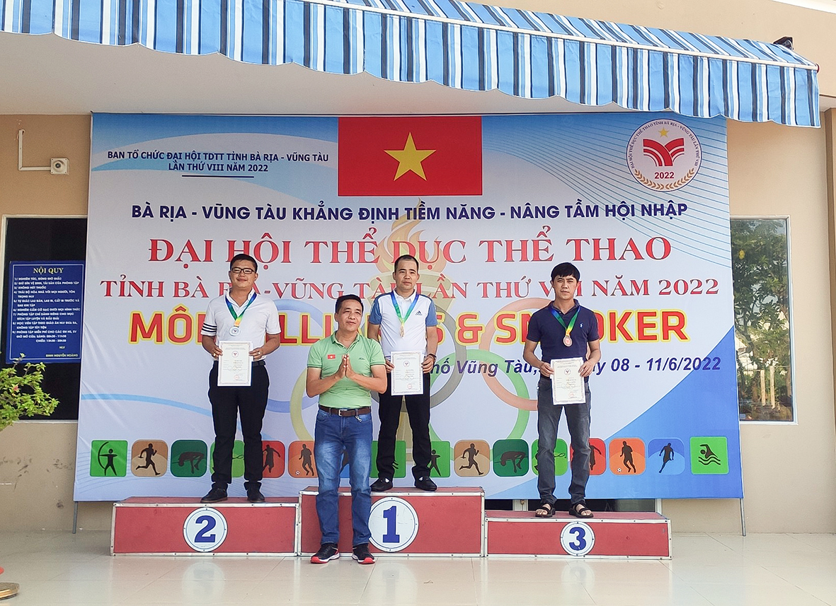 Ban tổ chức trao huy chương cho các cơ thủ giành huy chương ở nội dung Pool 10 bi. 