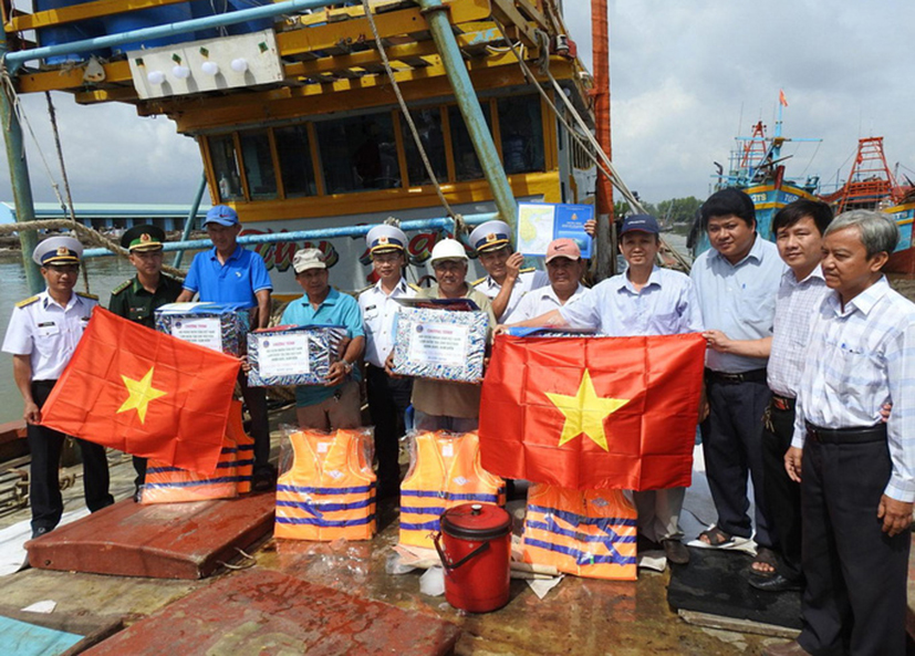 Cán bộ, chiến sĩ Vùng 2 Hải quân tặng cờ Tổ quốc và tuyên truyền biển, đảo cho ngư dân.