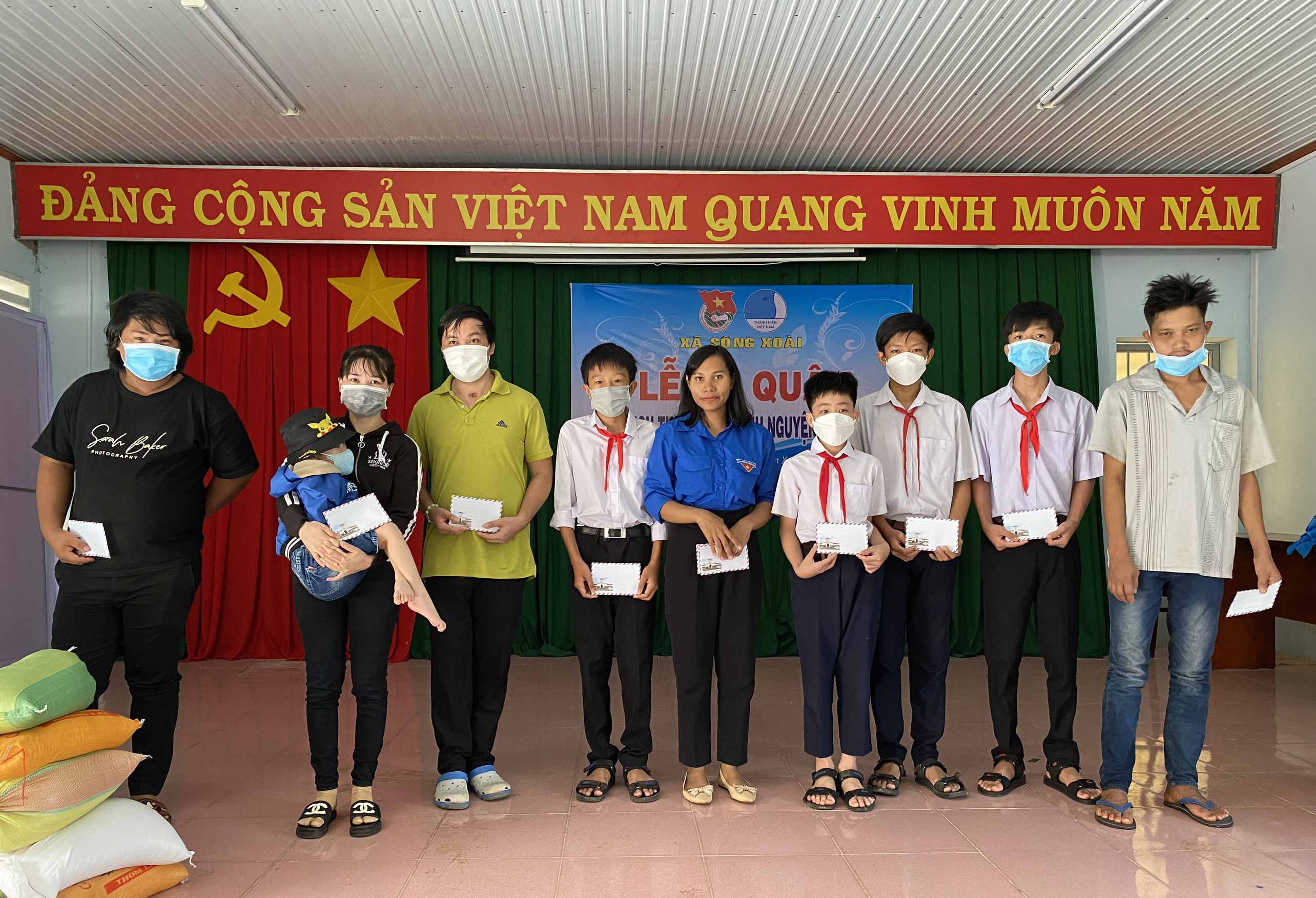 Chị Dương Thị Hạnh, Bí thư Đoàn xã Sông Xoài tặng quà cho học sinh khó khăn, thanh niên yếu thế trên địa bàn.