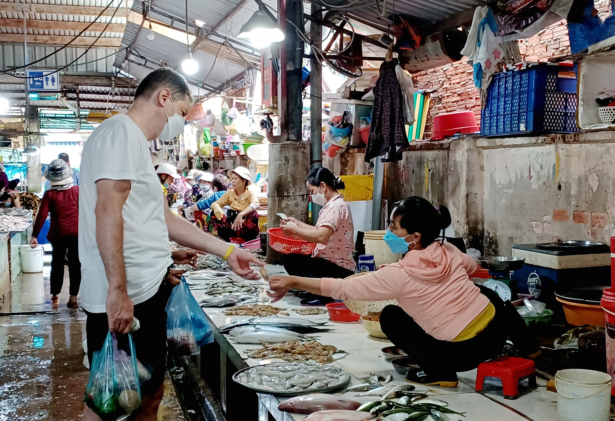 Nhiều gia đình phải thắt lưng buộc bụng cho các nhu cầu sinh hoạt hàng ngày khi giá xăng tăng. Trong ảnh: Người dân mua thực phẩm tại chợ Vũng Tàu.