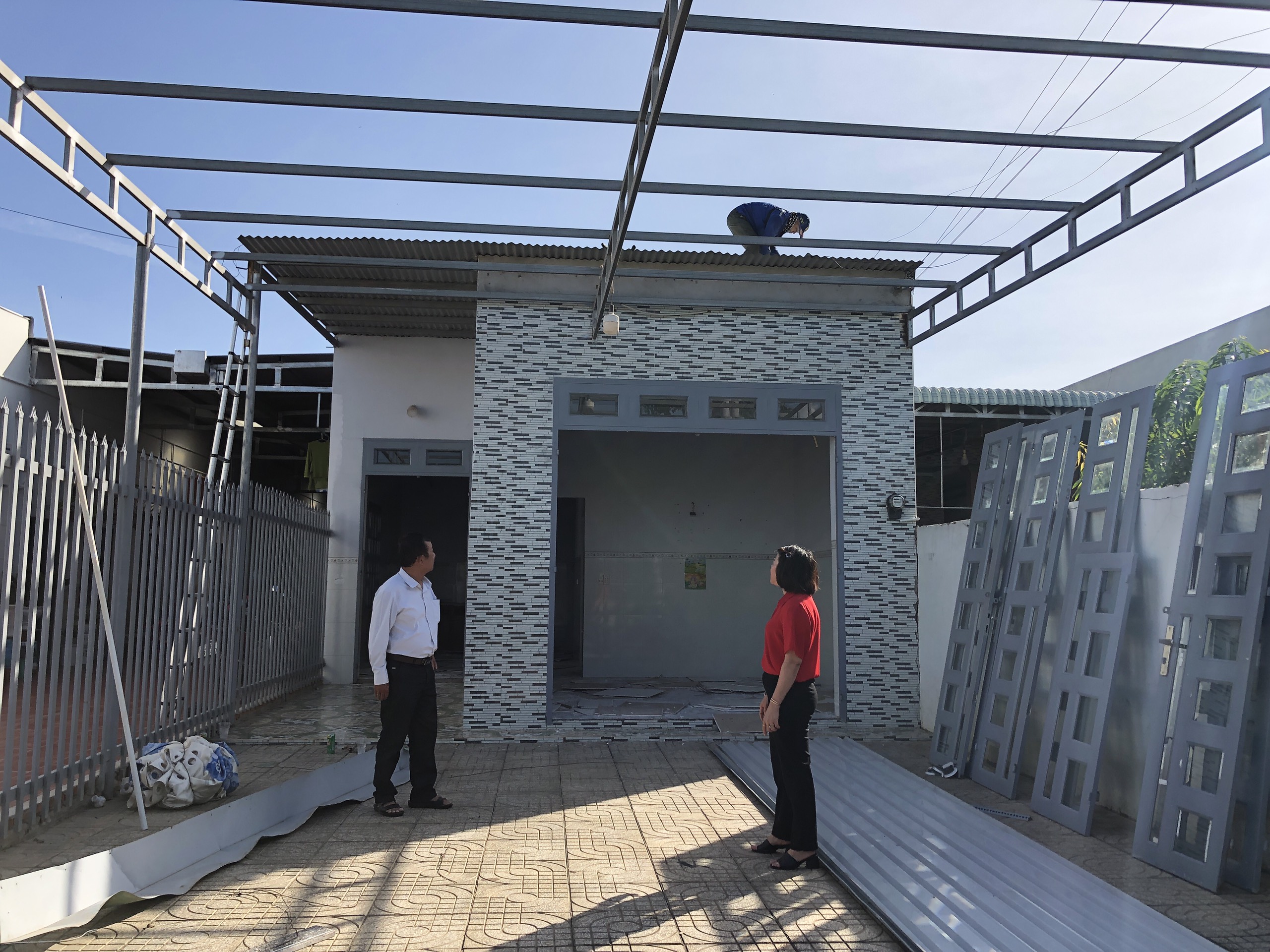 Lãnh đạo UBND xã Châu Pha giám sát quá trình tháo dỡ tại khu trọ xây dựng sai phép tại thôn Tân Long.