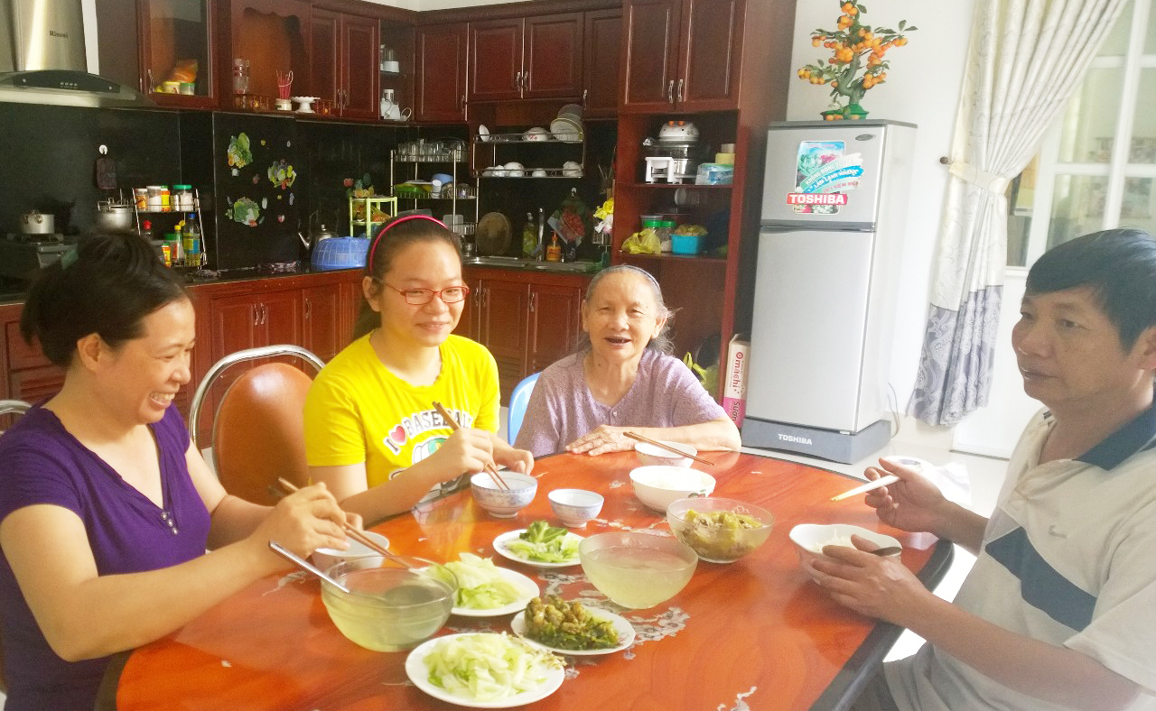 Gia đình sum vầy, tràn đầy niềm vui bên bữa cơm chiều. Ảnh: MINH THIÊN