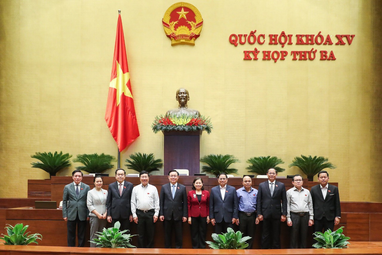Lãnh đạo Đảng, Nhà nước và Đoàn ĐBQH tỉnh Bà Rịa-Vũng Tàu chụp ảnh bên lề Kỳ họp thứ Ba, Quốc hội khóa XV. Ảnh: CHÂU VŨ