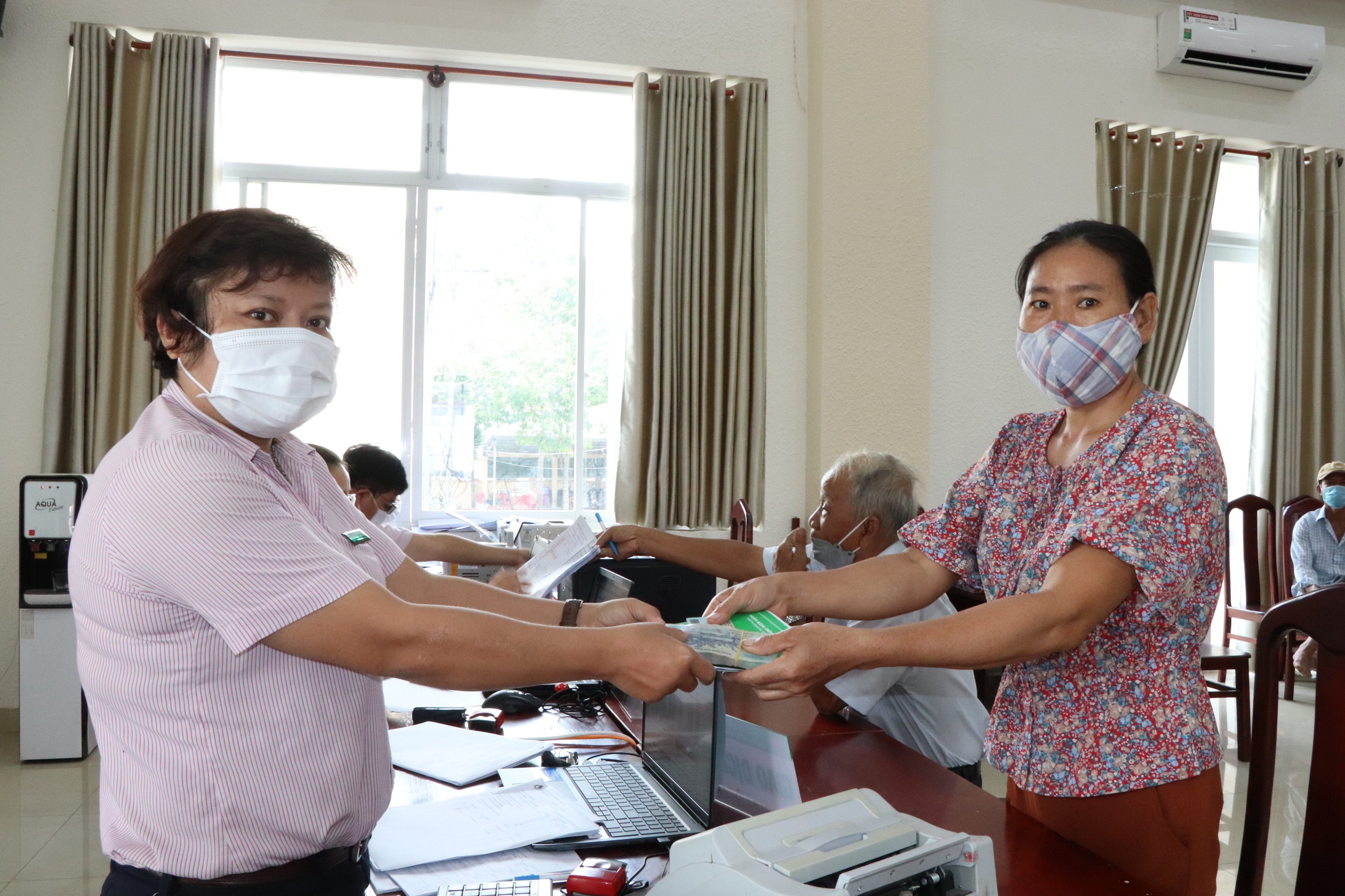 Nhân viên Phòng Giao dịch Ngân hàng Chính sách xã hội huyện Châu Đức trao số tiền 60 triệu đồng từ chương trình vay Giải quyết việc làm và Nước sạch-Vệ sinh môi trường cho hộ bà Trần Thị Bích Ngọc, thôn Hưng Long, xã Kim Long. 