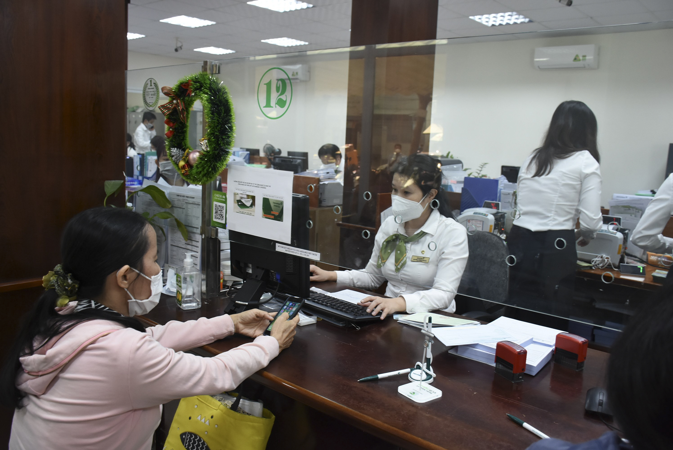 Khách hàng giao dịch tại Vietcombank Vũng Tàu.