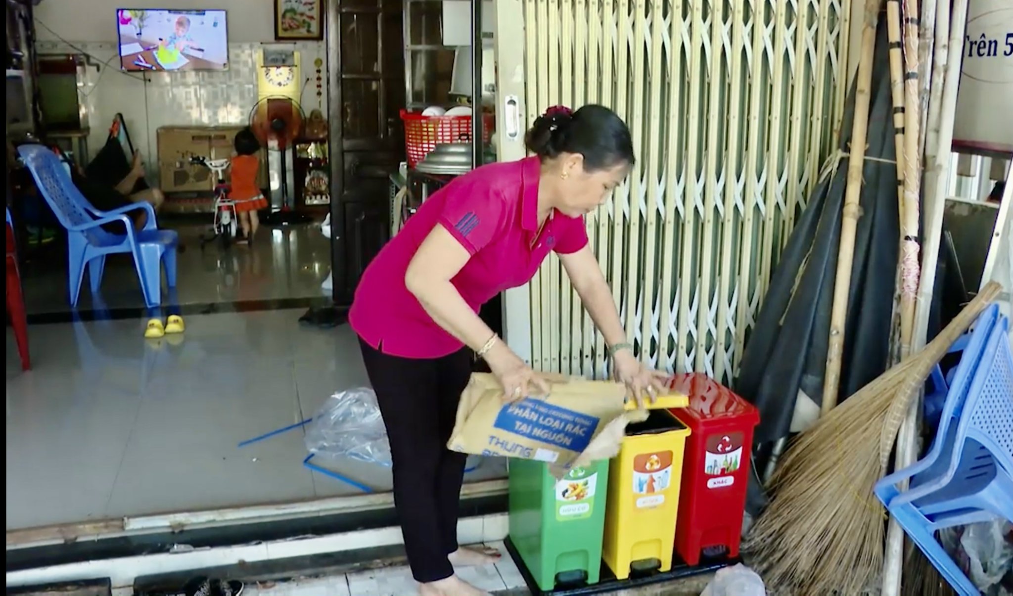 Bà Trần Thị Vẹn (thôn 1, xã Long Sơn, TP. Vũng Tàu) thực hiện phân loại rác ngay tại nhà.