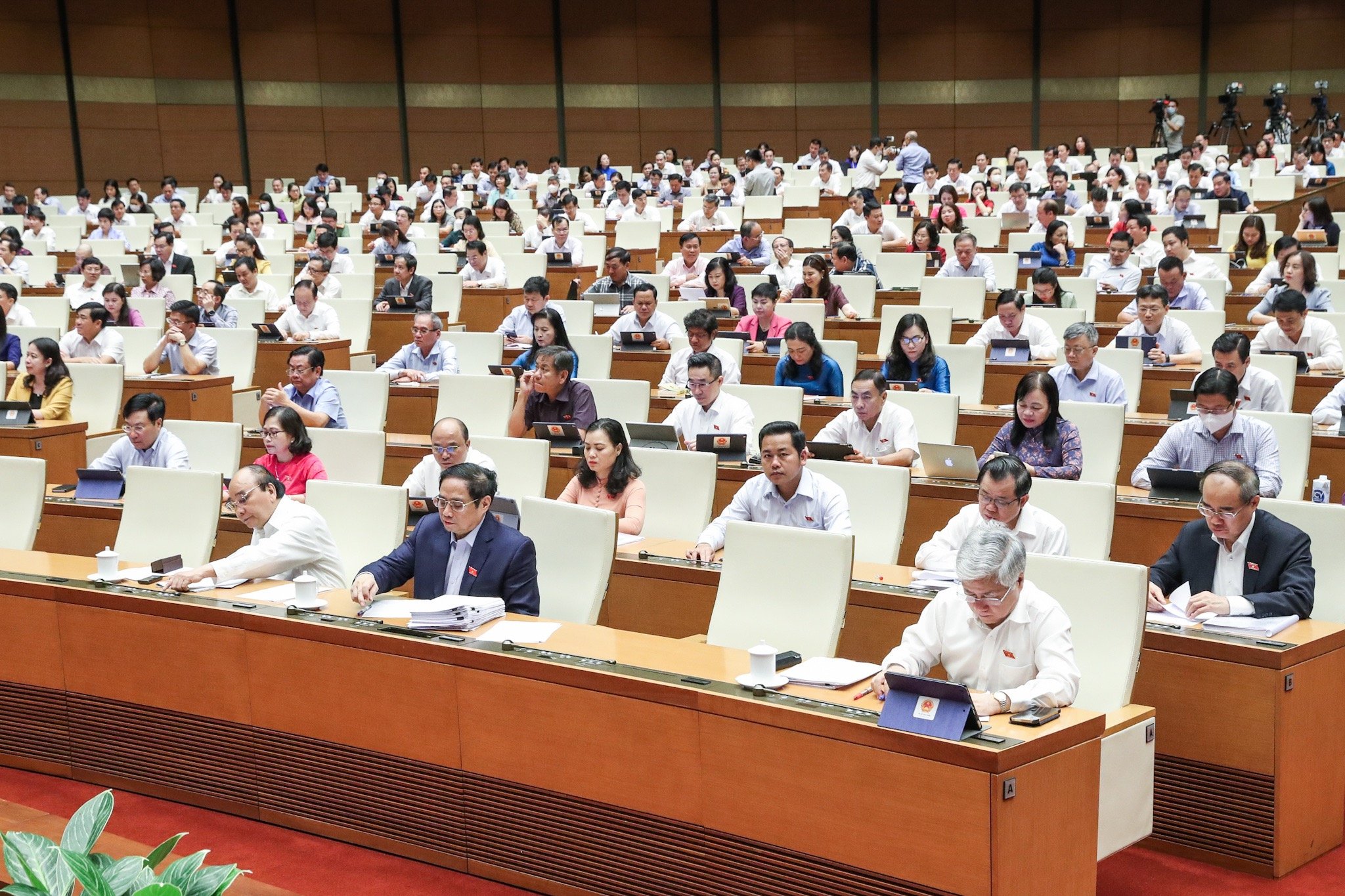 Quốc hội bấm nút biểu quyết thông qua Nghị quyết về chủ trương đầu tư Dự án xây dựng đường bộ cao tốc Biên Hòa - Vũng Tàu giai đoạn 1. Ảnh: CHÂU VŨ
