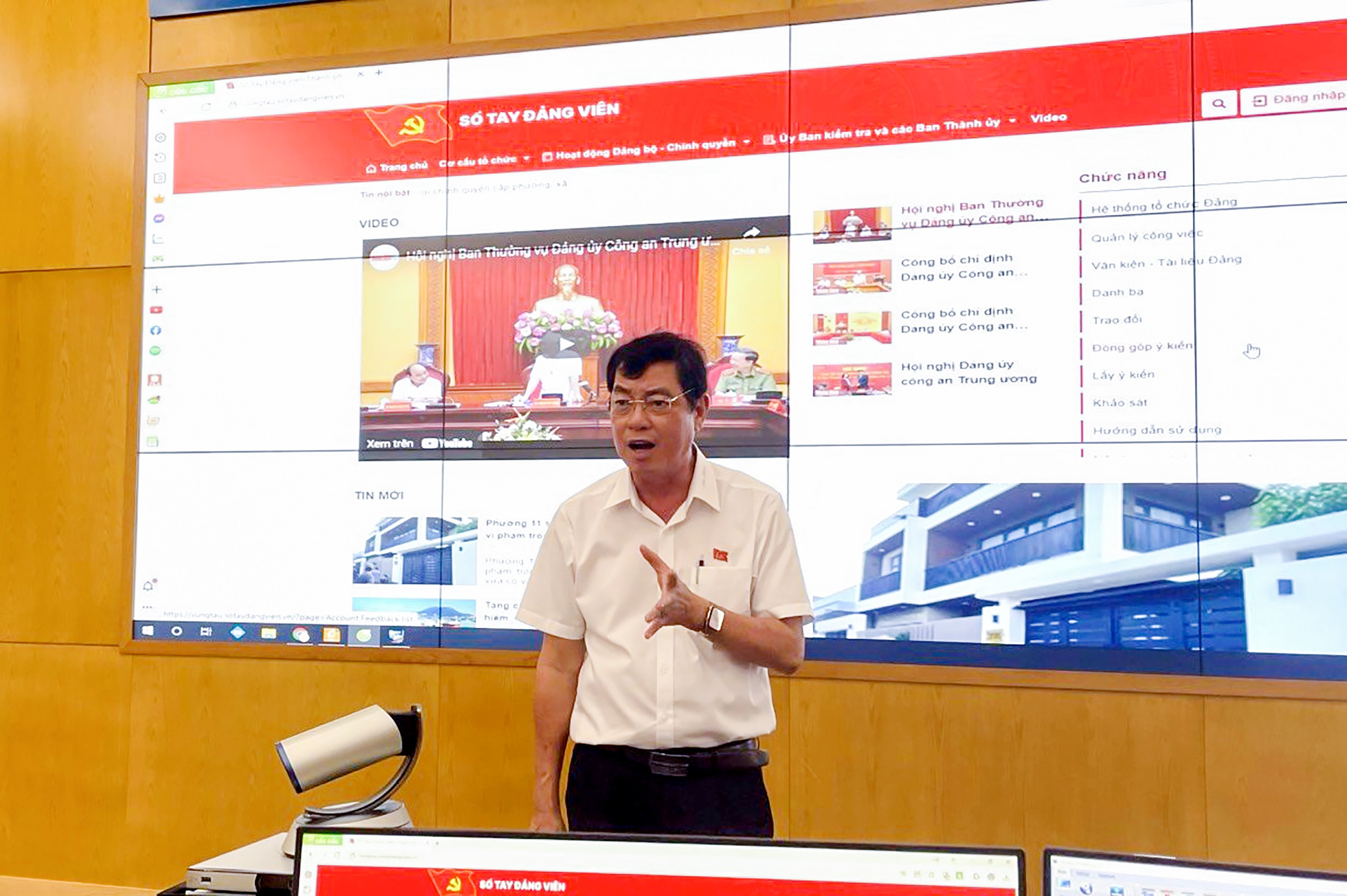 Ông Trần Đình Khoa, Ủy viên Ban Thường vụ Tỉnh ủy, Bí thư Thành ủy Vũng Tàu phát biểu tại cuộc họp. Ảnh: BẢO KHÁNH