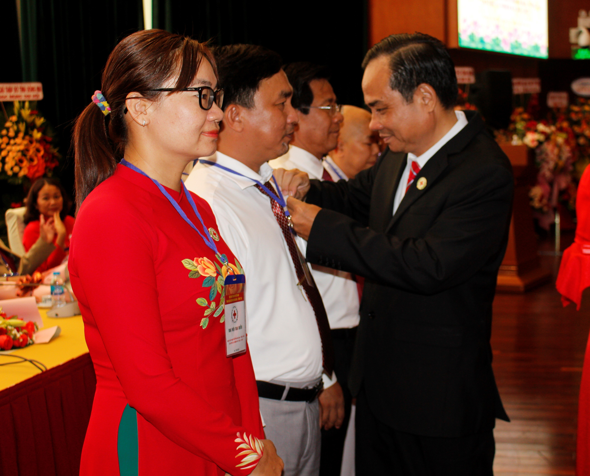 Ông Vũ Thanh Lưu, Phó Chủ tịch Hội CTĐ Việt Nam gắn Kỷ niệm chương cho các cá nhân có nhiều đóng góp trong hoạt động Hội.