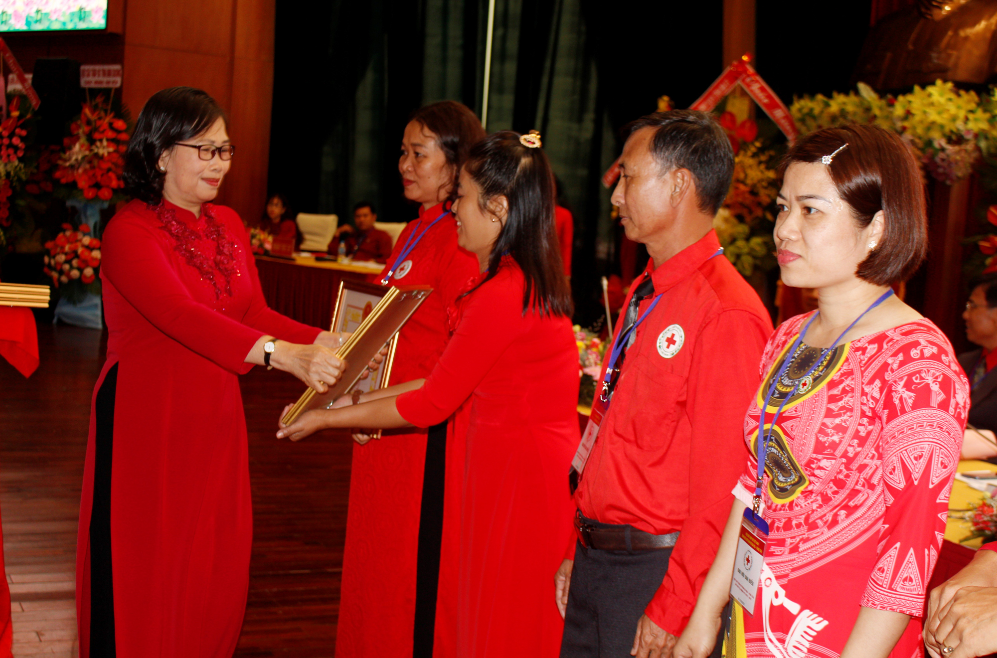 Bà Nguyễn Thị Yến, Phó Bí thư Thường trực Tỉnh ủy, Trưởng Đoàn ĐBQH tỉnh trao Bằng khen của UBND tỉnh cho các cá nhân hoàn thành xuất sắc công tác Hội và phong trào CTĐ nhiệm kỳ 2017-2022.