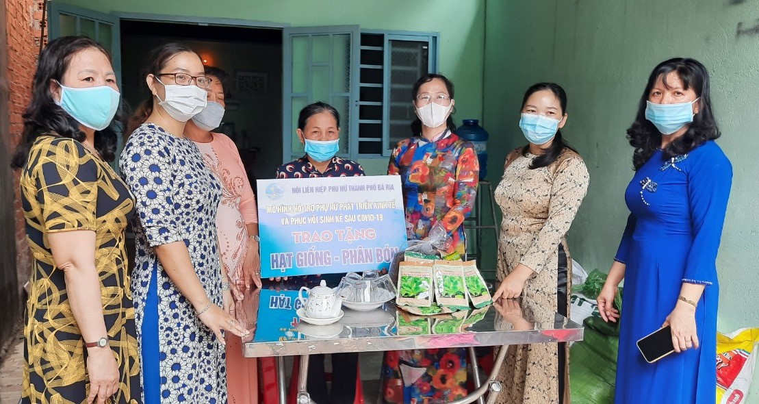 Hội LHPN TP.Bà Rịa tặng con giống, phân bón hỗ trợ sinh kế cho phụ nữ khó khăn sau dịch COVID-19.