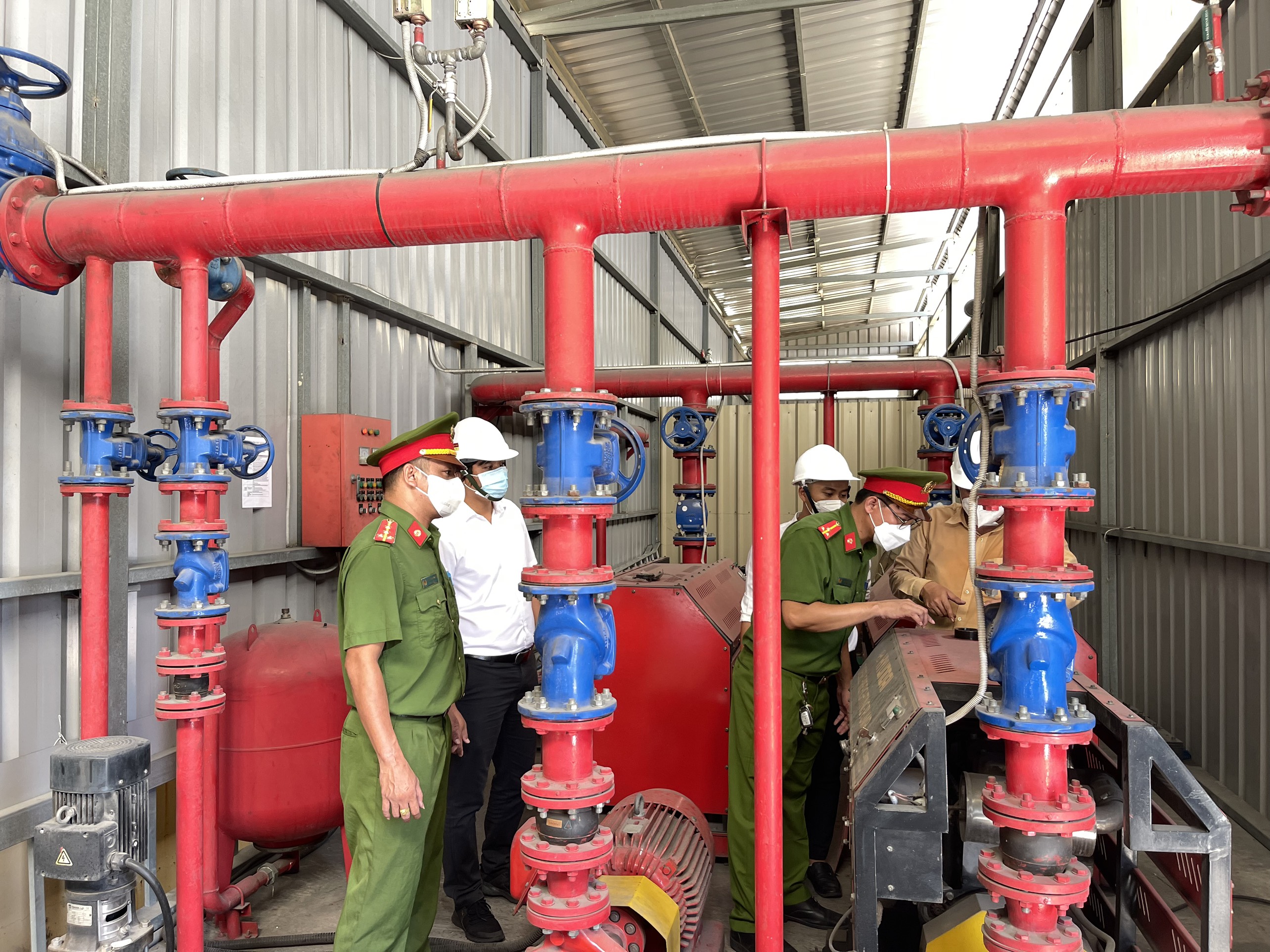 Lực lượng Cảnh sát PCCC-Công an tỉnh kiểm tra máy bơm nước tại Công ty Hoa Sen.