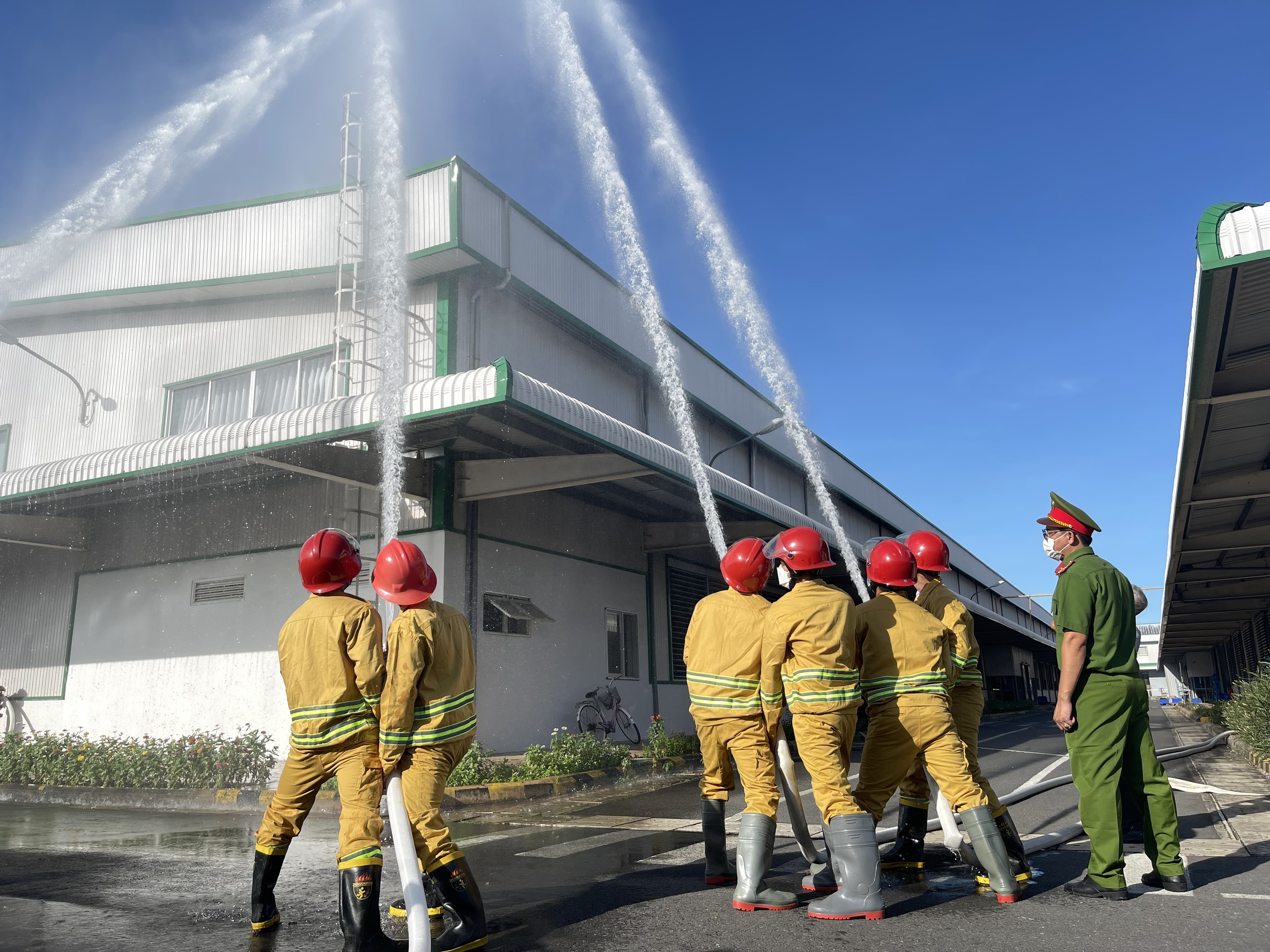 Lực lượng Cảnh sát PCCC-Công an tỉnh kiểm tra vòi phun nước tại Công ty Giày Uy Việt.