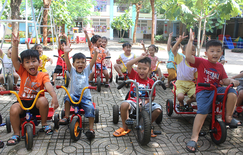 Giai đoạn 2022-2026, tỉnh sẽ dừng thực hiện Đề án sữa cho trẻ MN trong các cơ sở giáo dục. Trong ảnh: HS Trường MN Lê Ki Ma (huyện Đất Đỏ) tham gia hoạt động ngoài trời. Ảnh: HOÀNG DƯƠNG