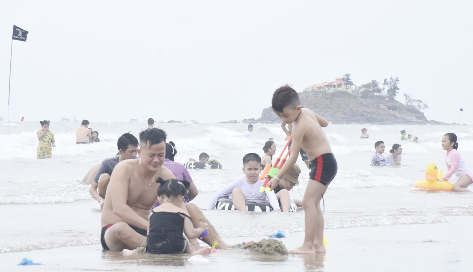 Du khách vui chơi tại Bãi Sau, TP.Vũng Tàu.