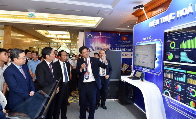 Các đại biểu tham quan triển lãm những công nghệ đột phá, sản phẩm/dịch vụ sáng tạo độc đáo, hữu ích thúc đẩy sự phát triển đô thị Việt Nam.