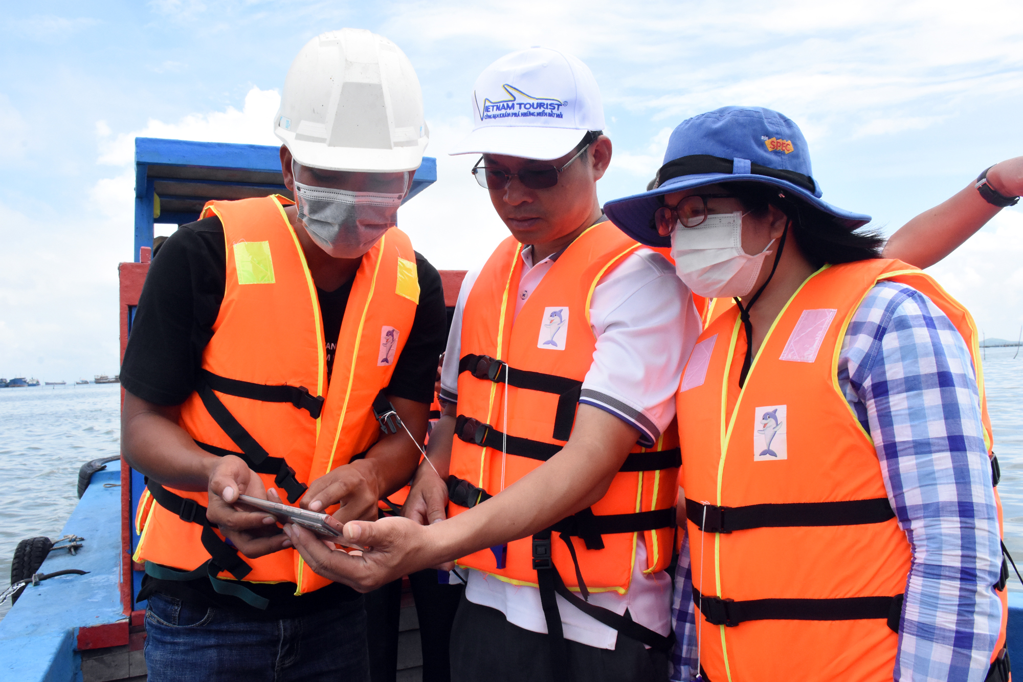 Lực lượng chức năng khảo sát thực địa kênh Bến Đình.