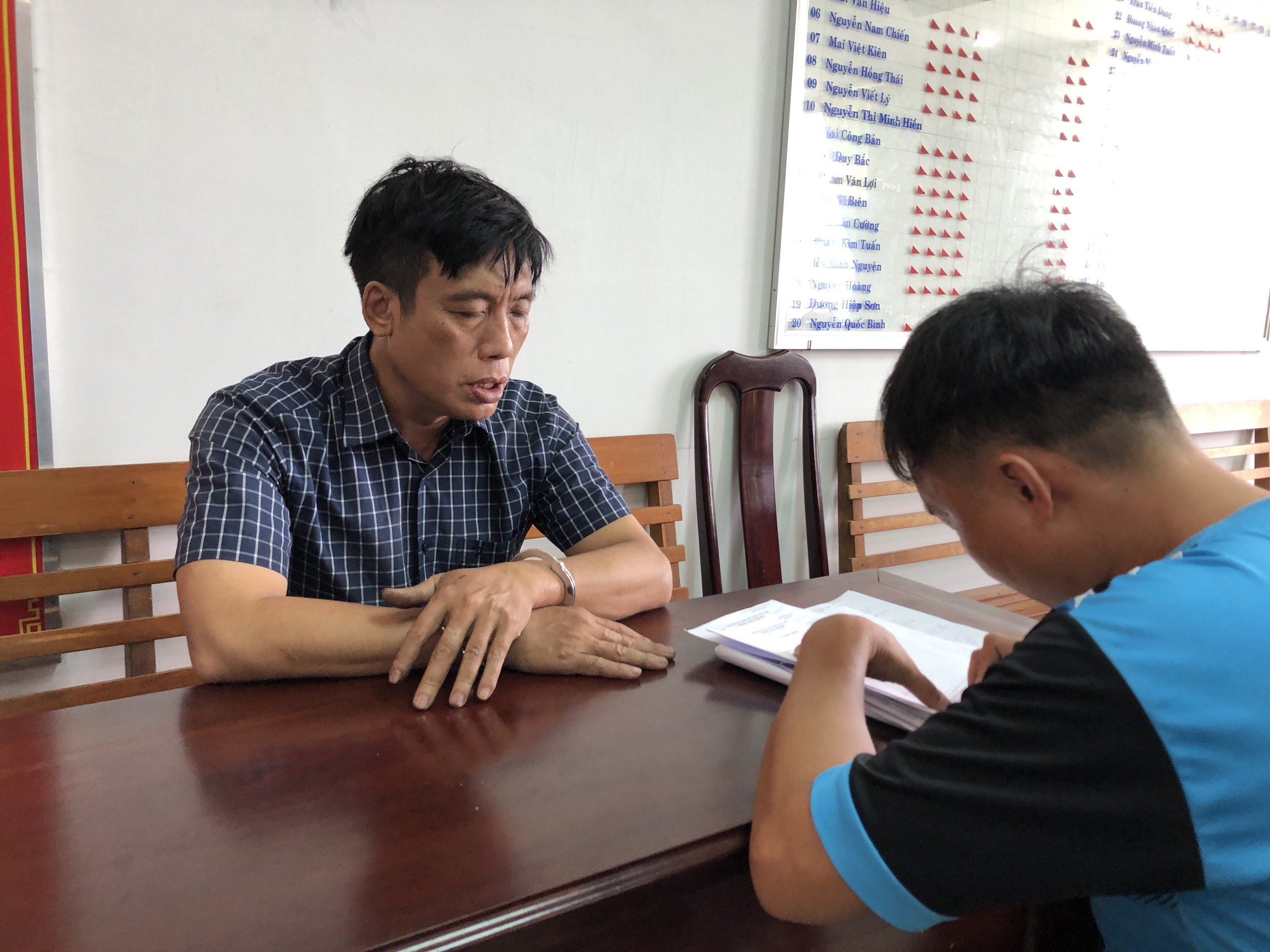 Công an lấy lời khai Võ Trung Hồng.