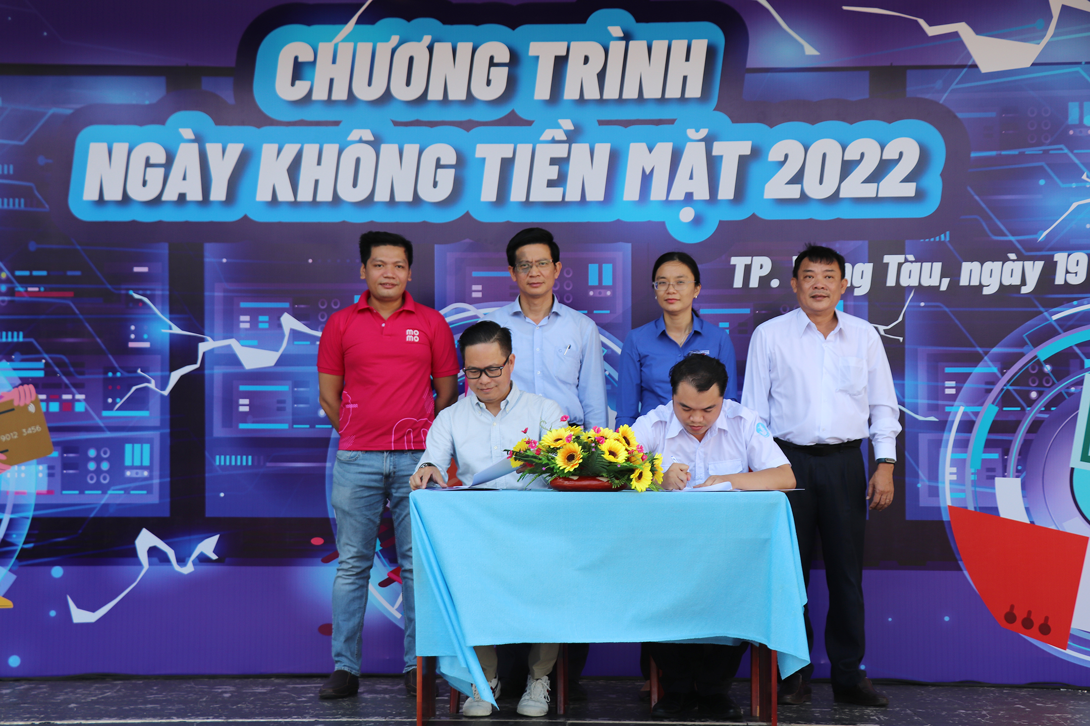 Anh Thôi Đại Việt (người ngồi, bên phải), Phó Chủ tịch Hội Sinh viên tỉnh ký kết với ông Nguyễn Bá Diệp - Phó Chủ tịch Công ty CP Di động trực tuyến - Đồng sáng lập Momo thực hiện Đề án phát triển thanh toán không dùng tiền mặt.