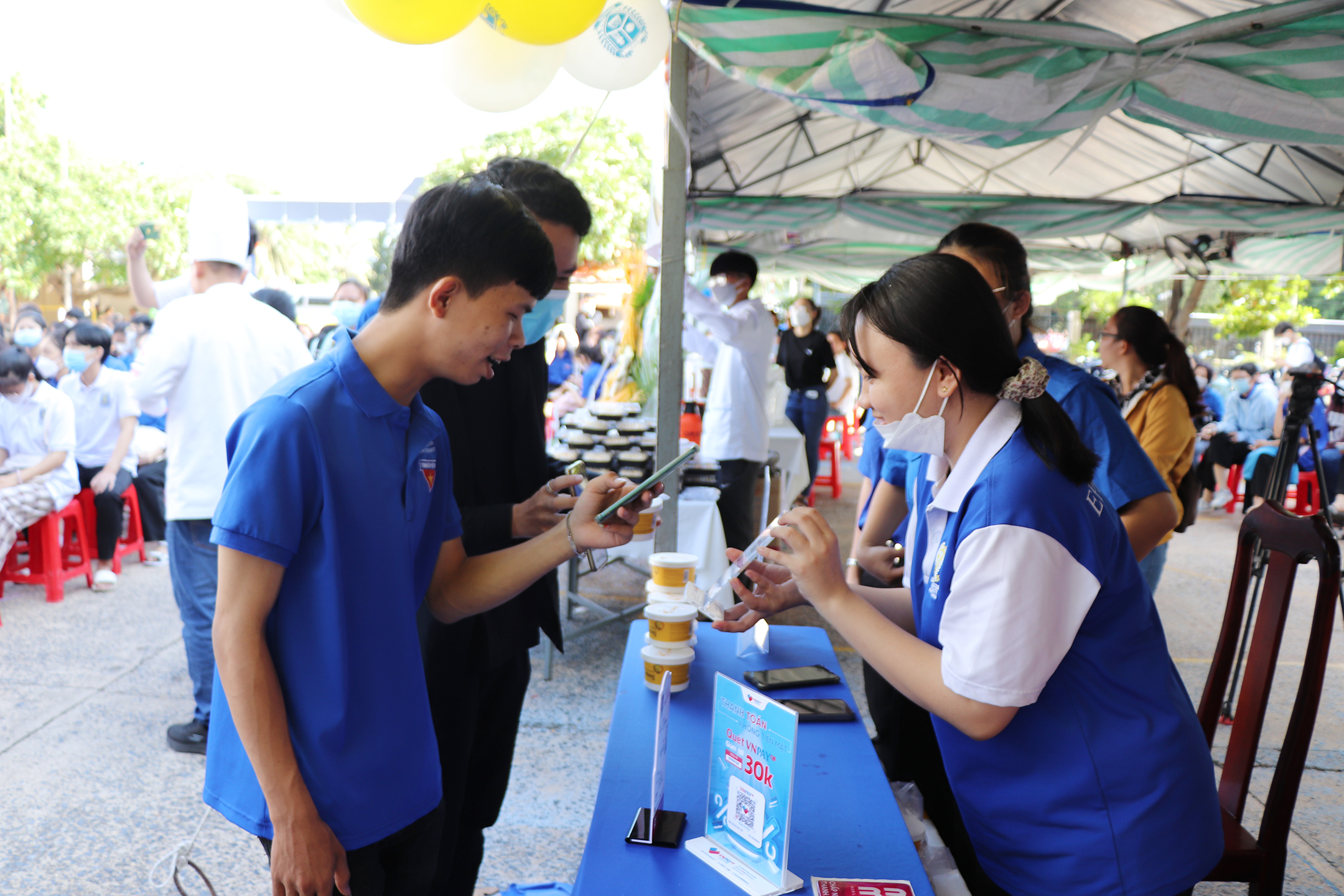 Đoàn viên, thanh niên tham quan, mua hàng tại gian hàng của Trường ĐH Bà Rịa-Vũng Tàu trong chương trình.