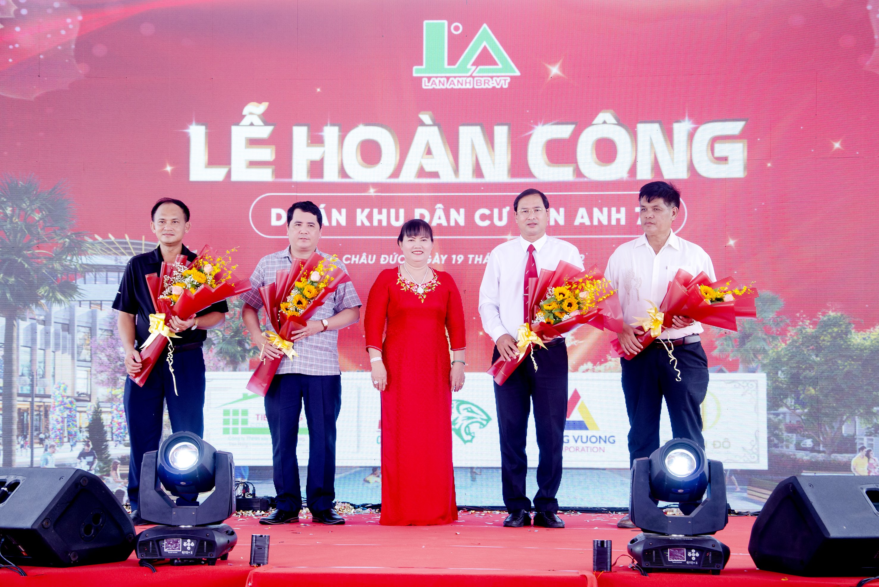 Bà Nguyễn Nam Phương, Chủ tịch Hội đồng thành viên Công ty TNHH Lan Anh tặng hoa tri ân đại diện lãnh đạo các sở, ban, ngành, địa phương và đối tác đã đồng hành, góp phần vào sự thành công của dự án Lan Anh 7 mở rộng.