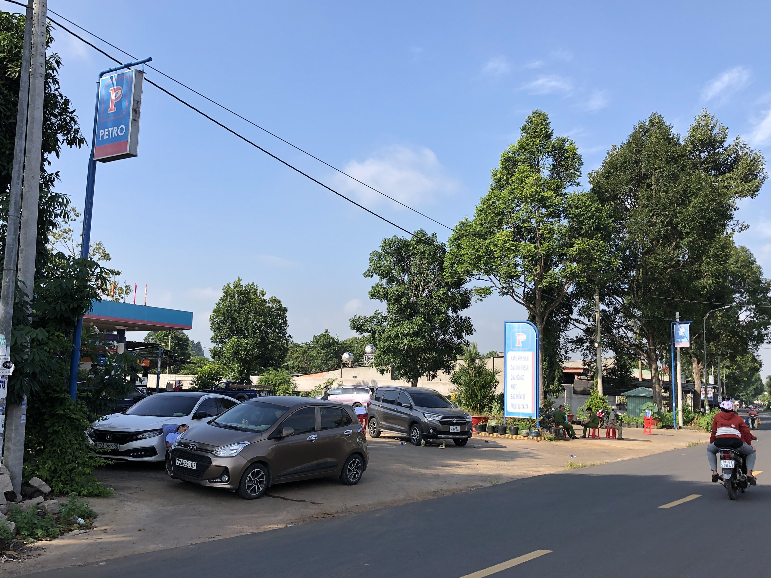 Lực lượng công an phong tỏa cây xăng Gia Khiêm để phục vụ điều tra.