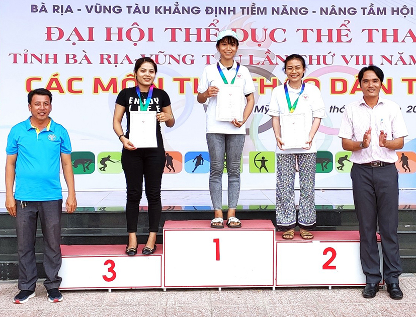 Ban tổ chức trao huy chương cho các VĐV xuất sắc ở nội dung đẩy gậy nữ.