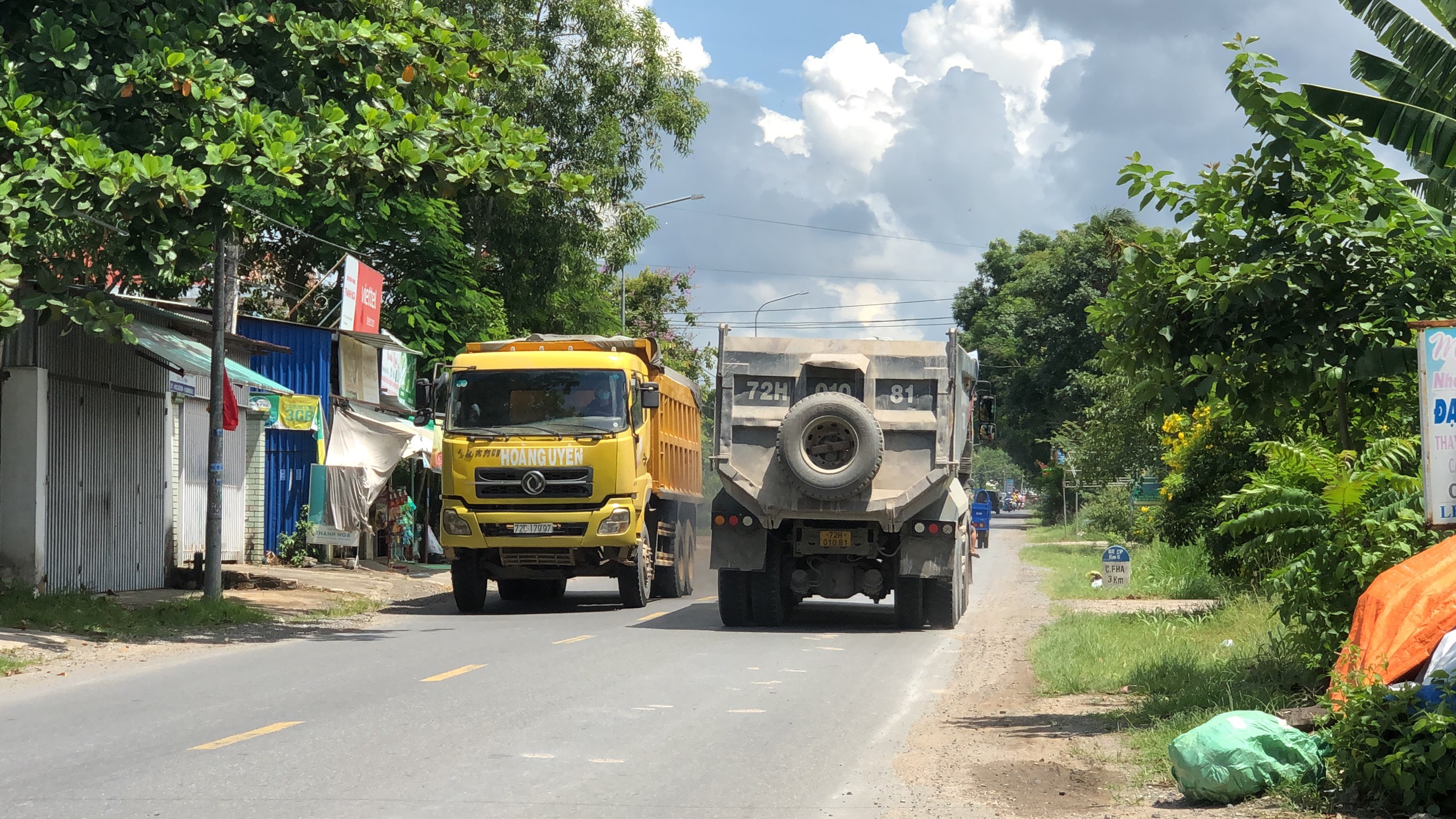 Xe ben tung hoành trên đường Châu Pha - Phước Tân.