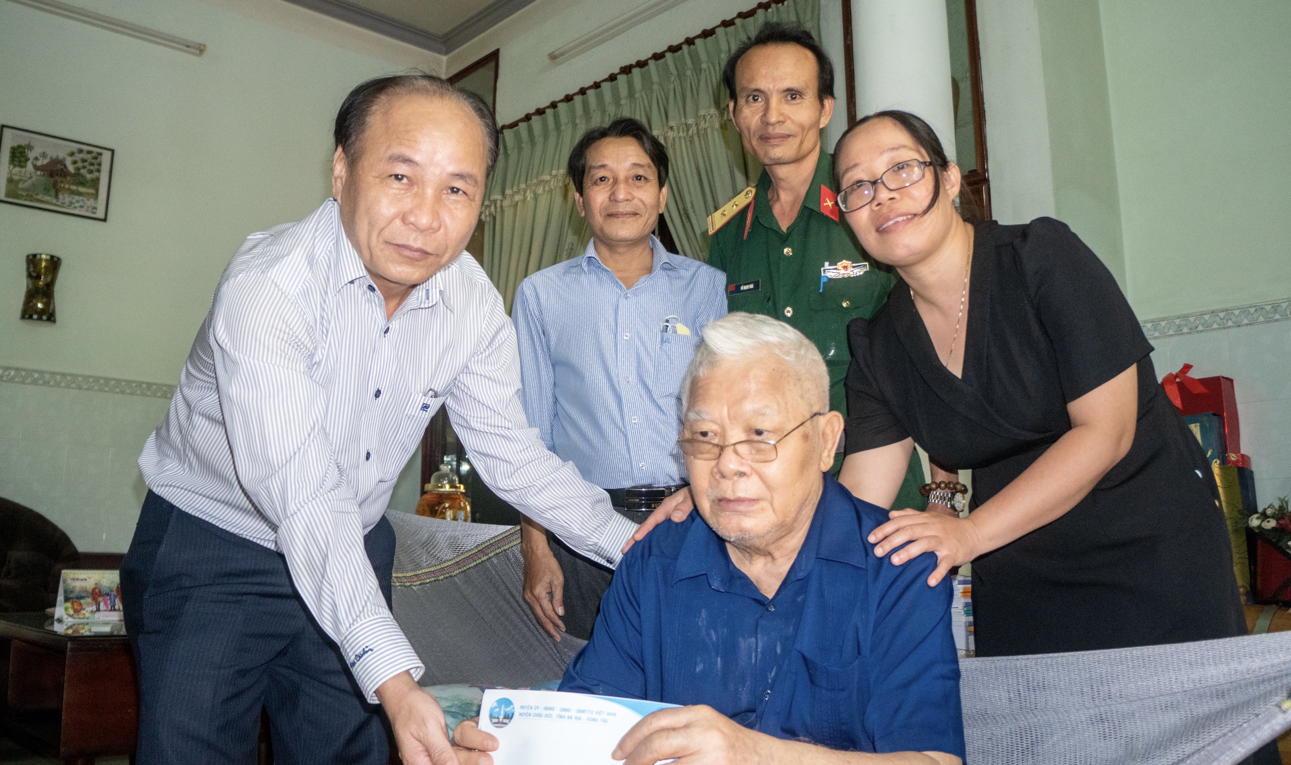 Ông Nguyễn Văn Việt, Bí thư huyện ủy Châu Đức thăm tặng quà Anh hùng lực lượng vũ trang Nhân dân  Nguyễn Văn Tròn.